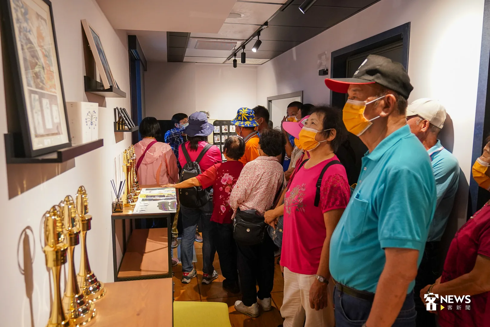 客家饒平文化協會成員參訪《講客廣播電臺》錄音室與展示的金鐘獎座。何柏均攝