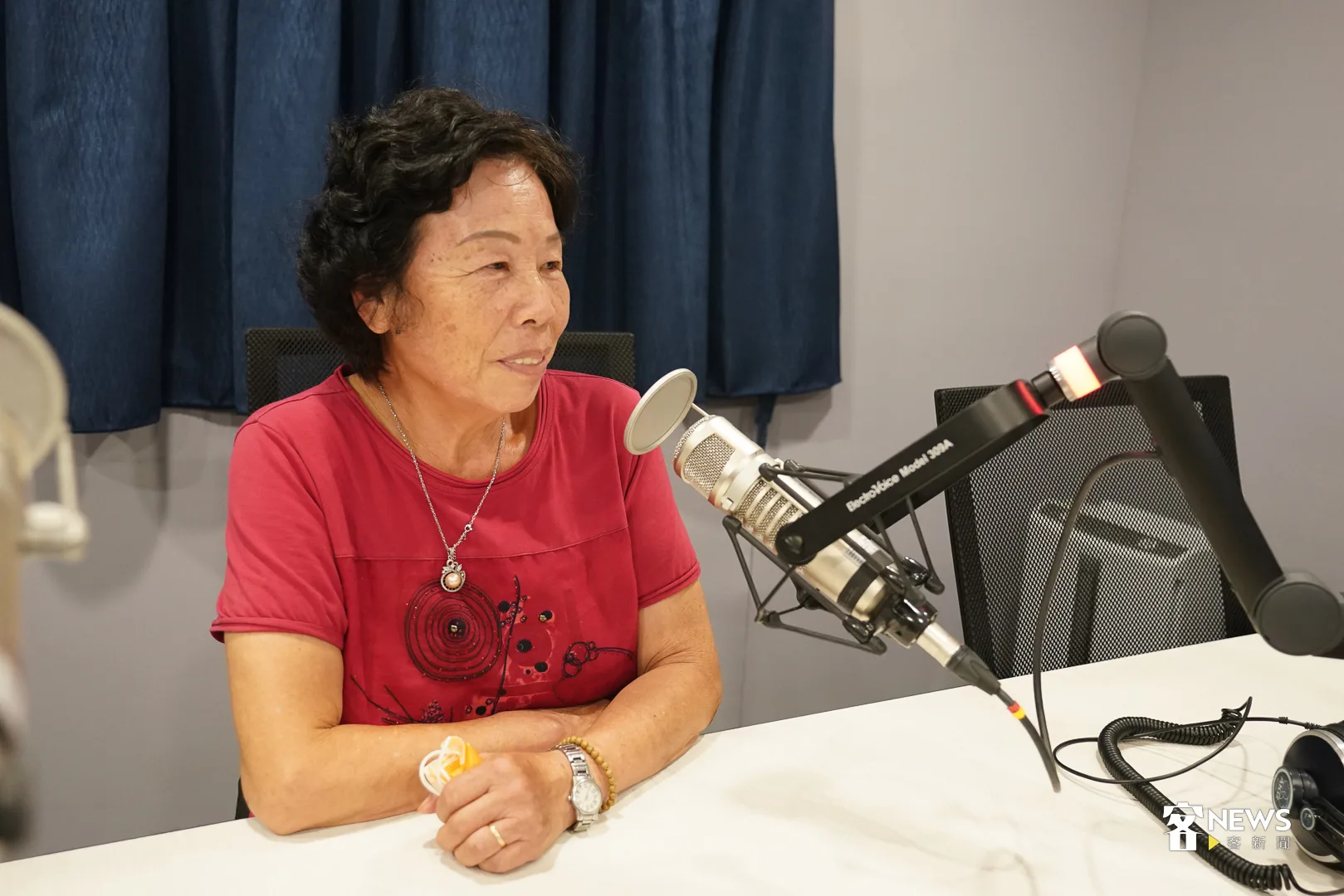 客家饒平文化協會成員用饒平腔介紹自己與錄製客語報時。何柏均攝