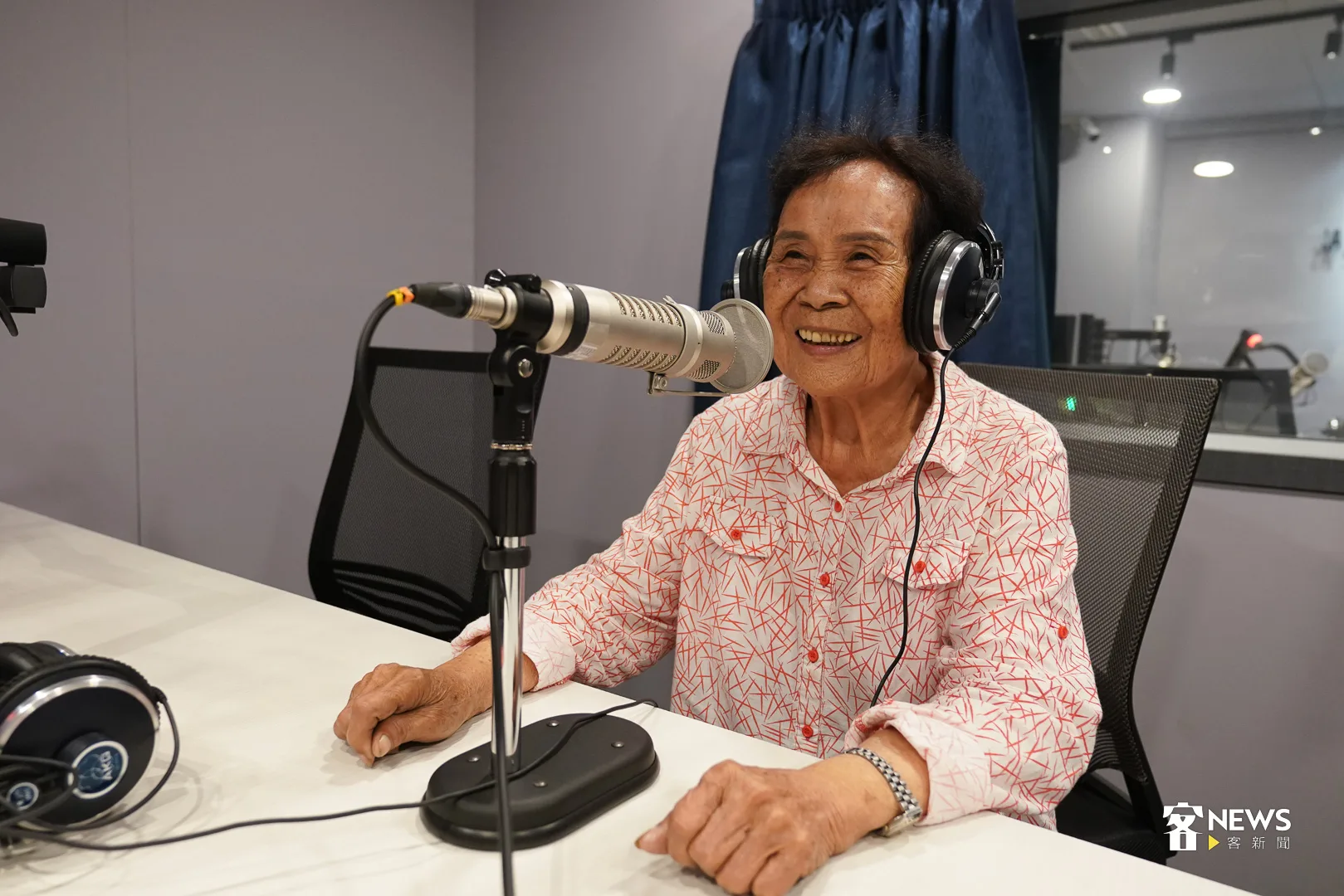 客家饒平文化協會成員開心的體驗客語廣播。何柏均攝