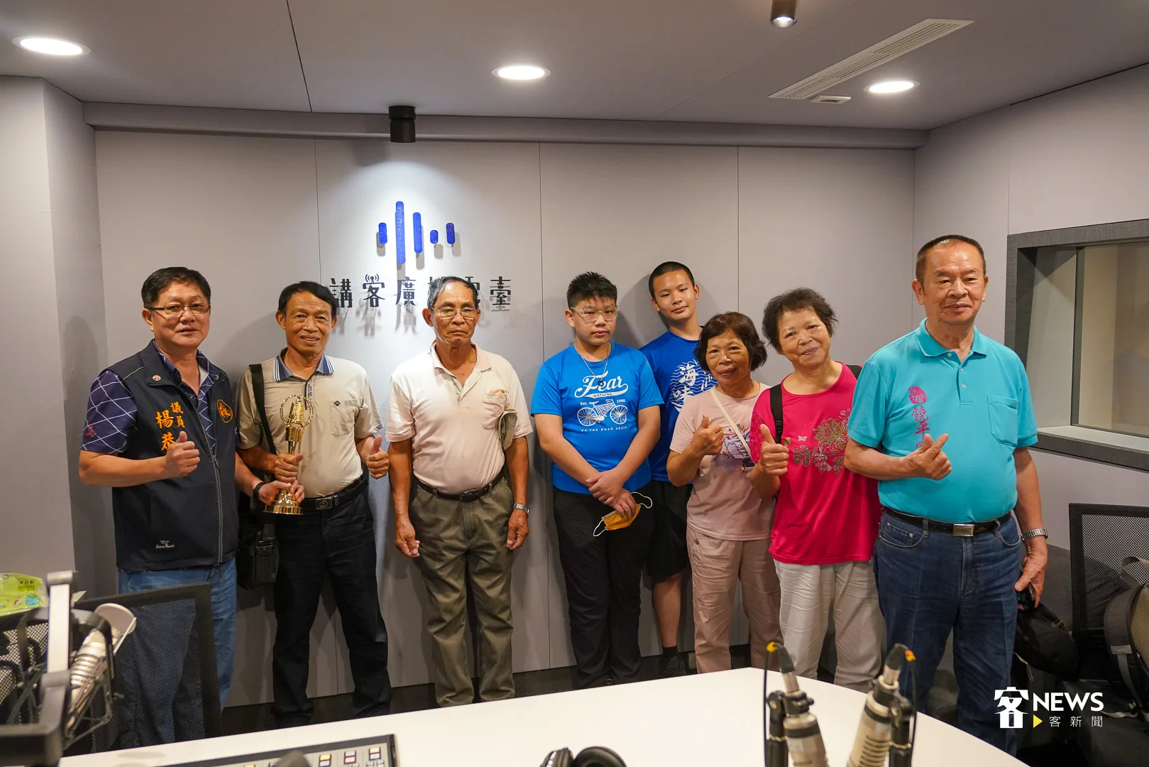 客家饒平文化協會參訪團成員開心的合照。何柏均攝