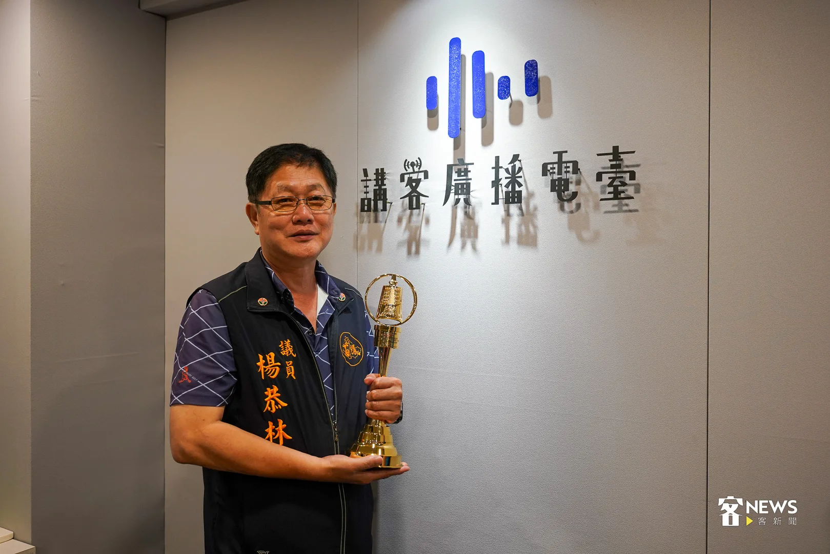 苗栗議員楊恭林也開心地拿著金鐘獎座合照。何柏均攝
