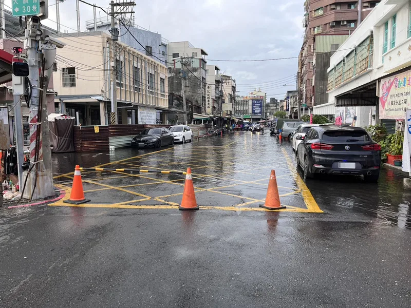 颱風靠近又逢大潮 旗津連兩天海水倒灌路面積水。中央社