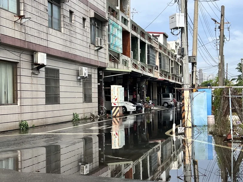 颱風蘇拉靠近台灣之際又遇大潮，屏東縣東港鎮部分 路段出現海水倒灌情形，水漫道路，幸積水已逐漸消 退。