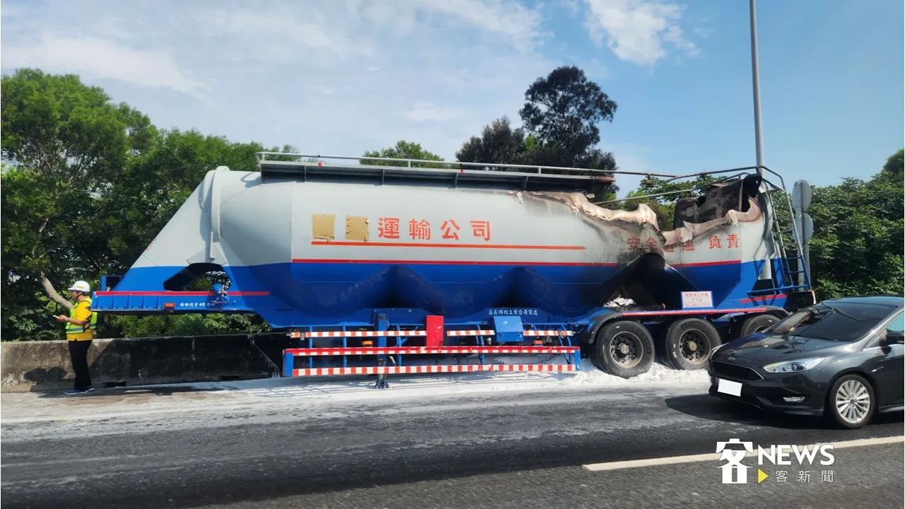 國道1號南向85公里處今（17）凌晨3時發生營業半聯結車火燒車案事故。洪俊傑攝