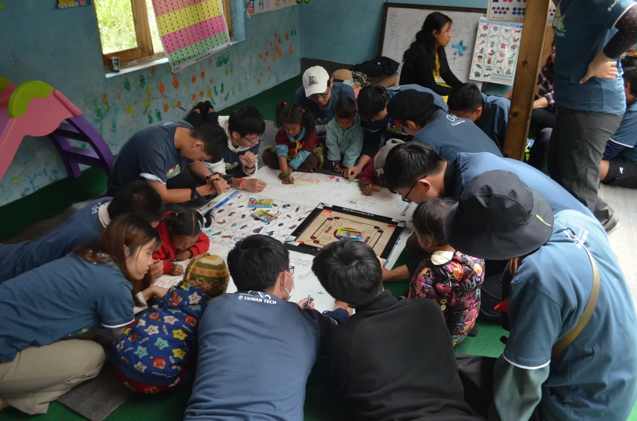 臺科大團隊與皮桑當地國小孩童互動。臺科大提供