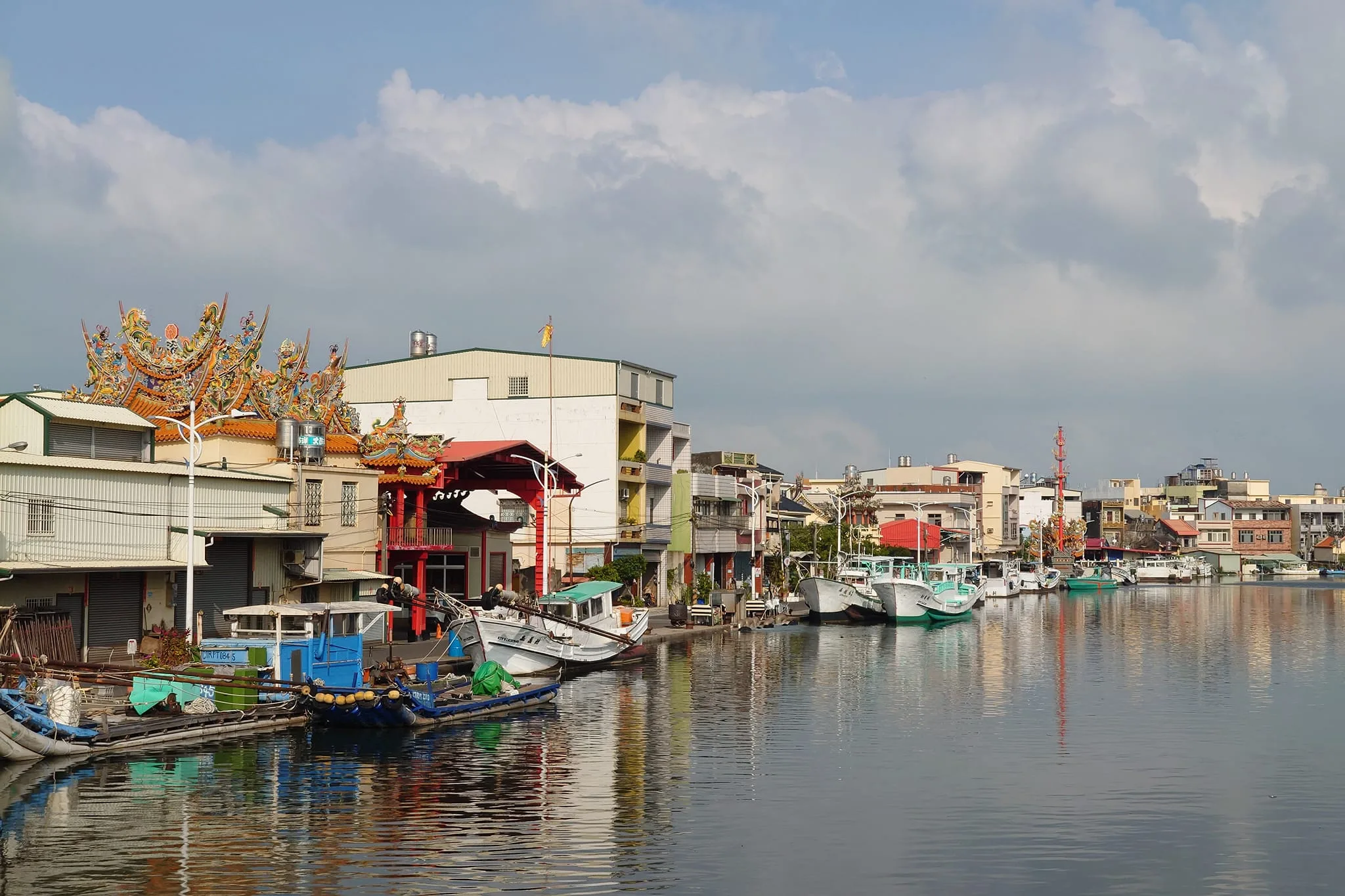 東隆宮附近附近後寮溪上的船隻,甚至塊漂到岸上。東港東隆宮溫府王爺廟提供