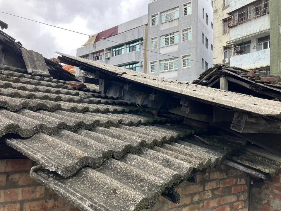 石綿屋瓦或浪板拆除過程中若有破損,石綿纖維飛散恐有致癌風險。環境部提供