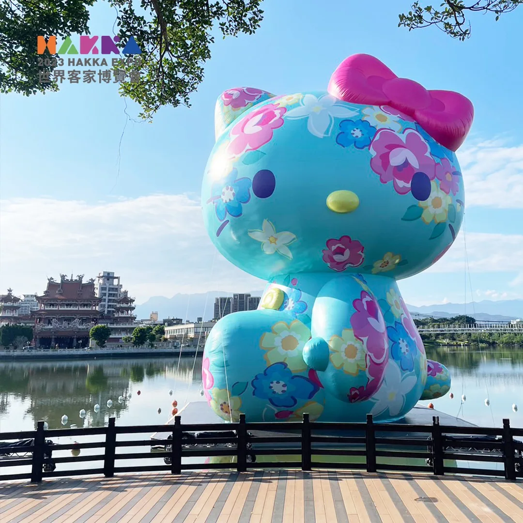 《Hello Kitty來作客》大型充氣藝術裝置，於8/4至9/17在龍潭大池展出。翻攝自世客博臉書