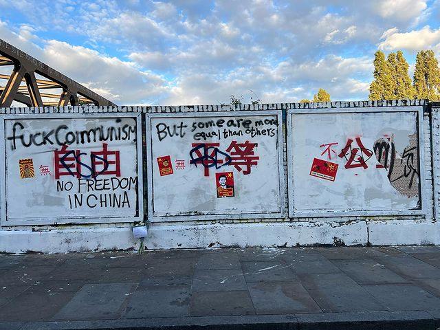 民眾二創反諷，在標語前加了「無」、「不」等字。翻攝推特