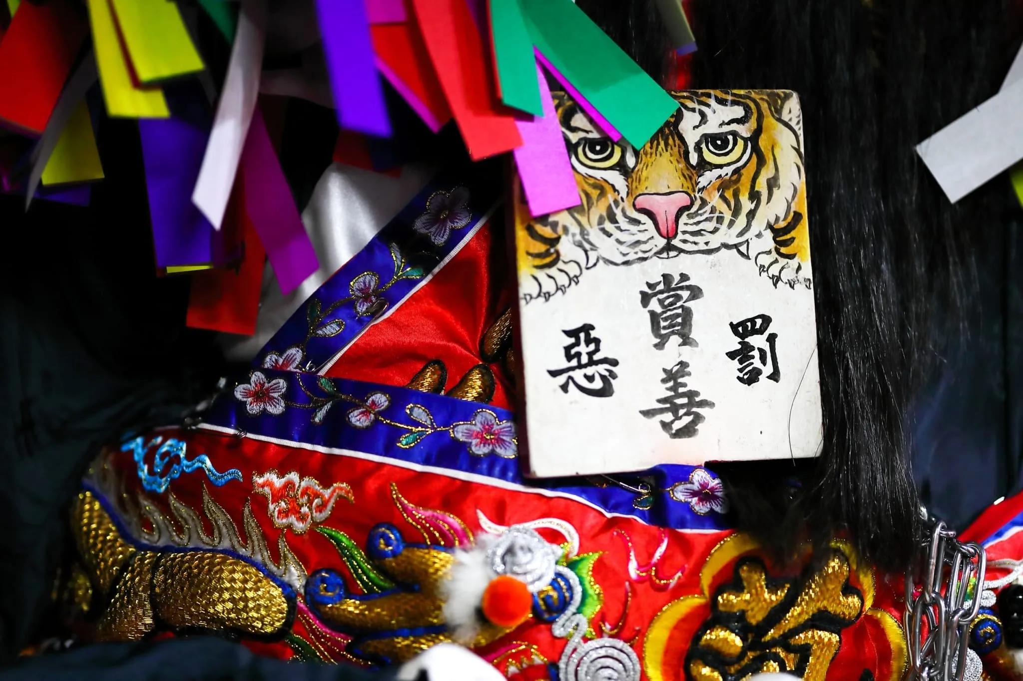 開虎門」屬比較陰的儀式，並不鼓勵民眾參加，不過因時代變遷民眾漸漸不忌諱，加上網路興起，不少網紅還來參加並開直播，讓近年參加和觀看人數持續增加。新竹都城隍廟提供