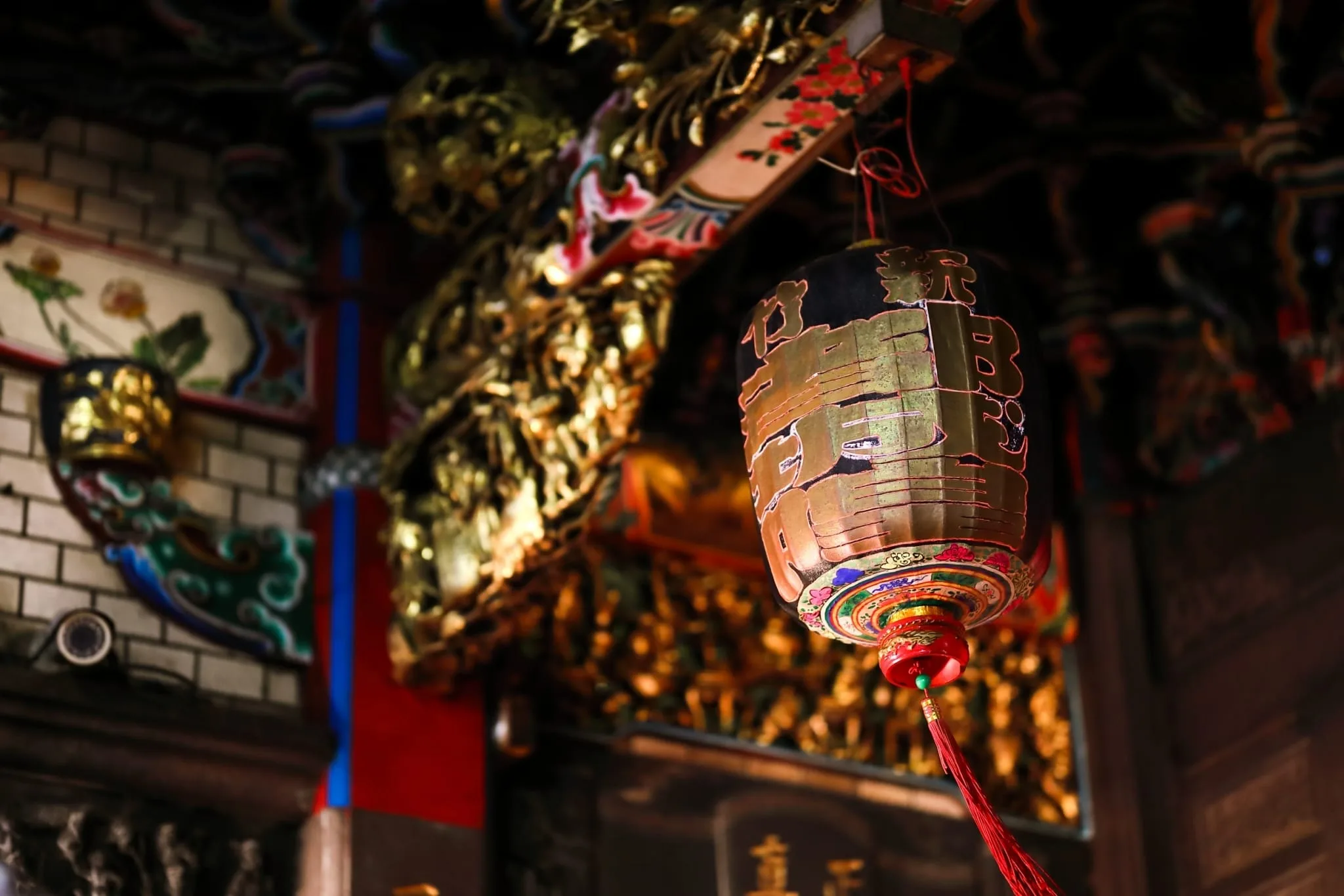 廟門上掛著城隍廟特有的黑紗燈，以指引好兄弟們回來的路。城隍廟提供