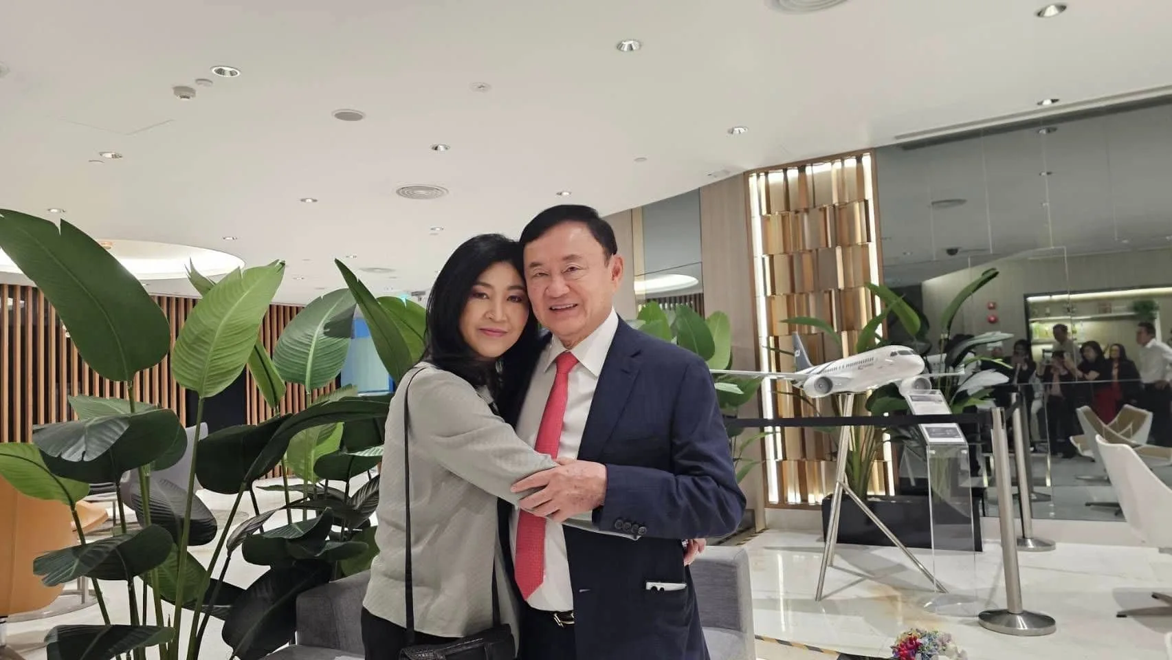 泰國前總理盈拉親自到機場替哥哥塔克辛送行。翻攝自Yingluck Shinawatra《臉書》官方粉專