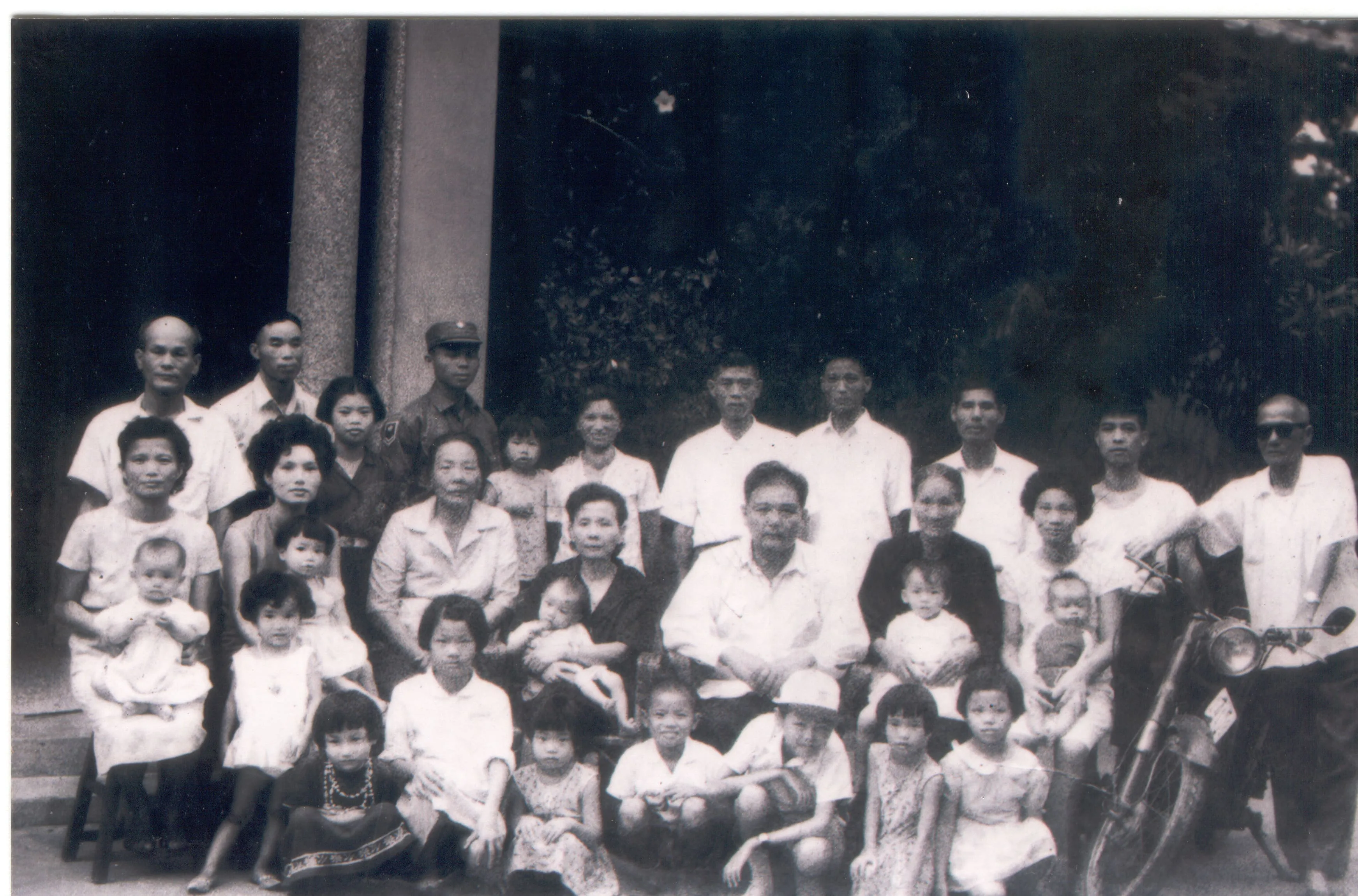 鄭美妹（中排左四）51歲生日與親人合影，中排左五是夫婿陳慶松，前排右三是年幼的鄭榮興。鄭榮興提供