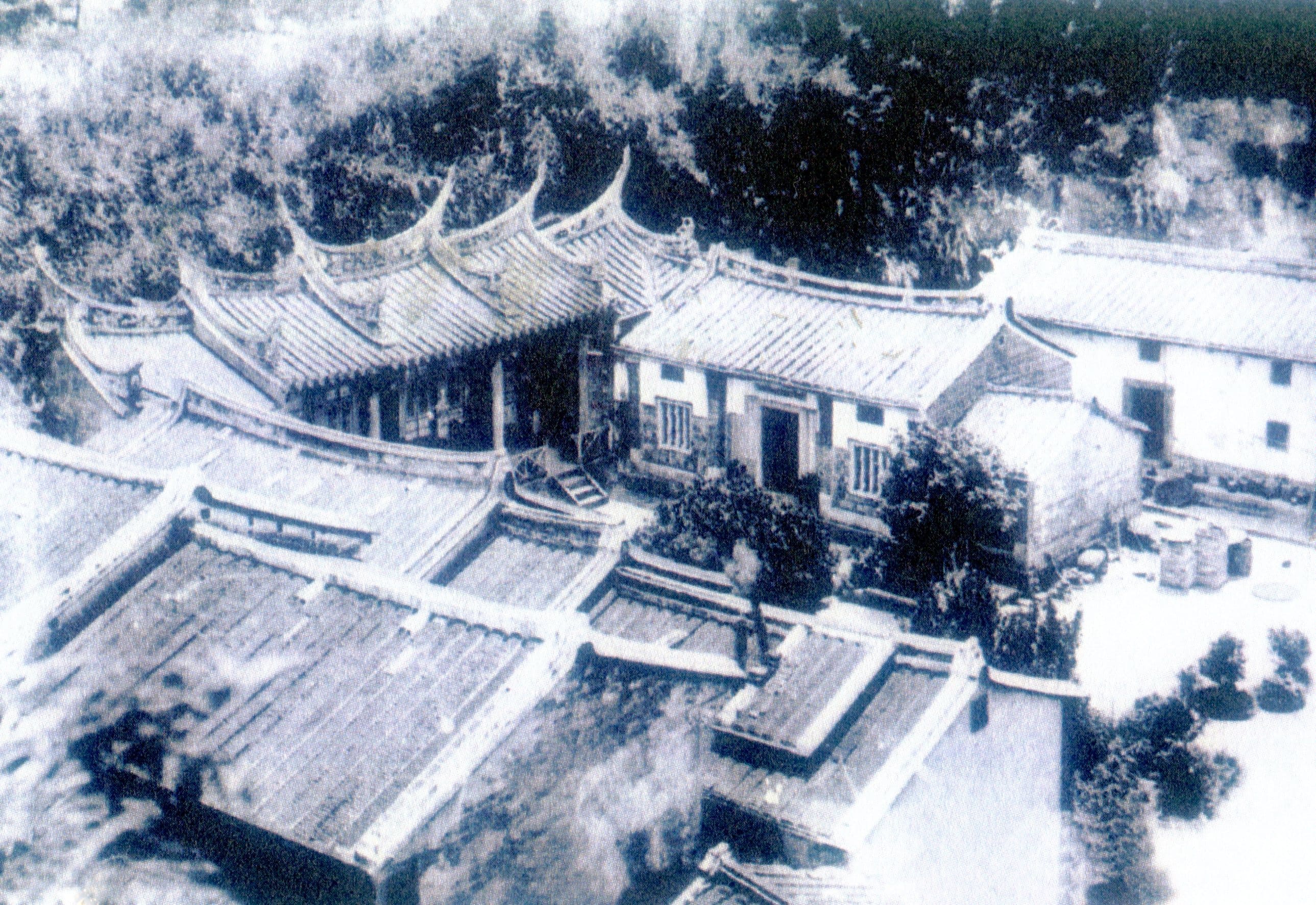 1905年獅巖洞興建寺宇，原是鸞堂（見圖），1929年由齋入佛後改稱元光寺。元光寺提供