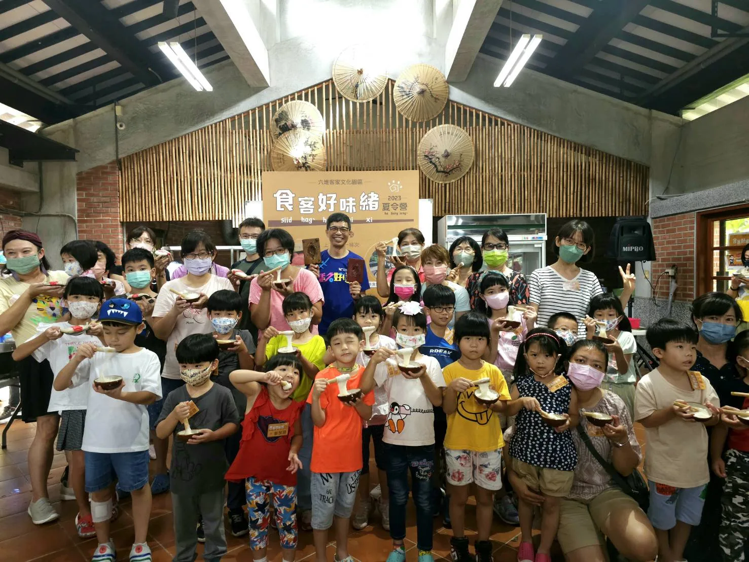 六堆食客好味緒夏令營,大家在完成粢粑及新丁粄後,開心大合照。客發中心提供