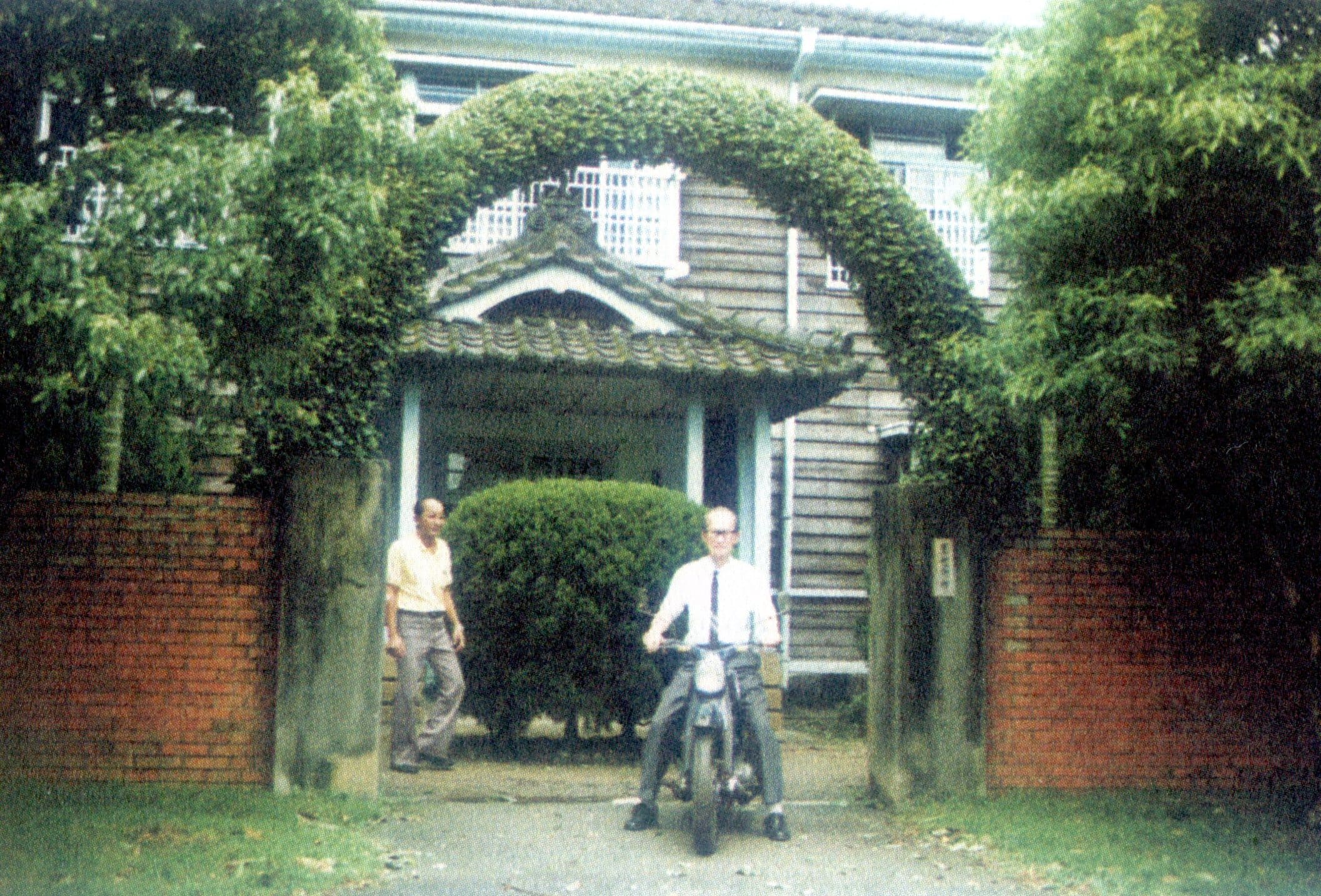 劉肇芳(1908-2004)是新竹中學第一屆,台北醫專畢業,回銅鑼家鄉行醫到終老,他生前特別喜歡這輛騎了半世紀的本田機車,後遭人偷竊,他難過好久。圖左是他的屘子劉家武。