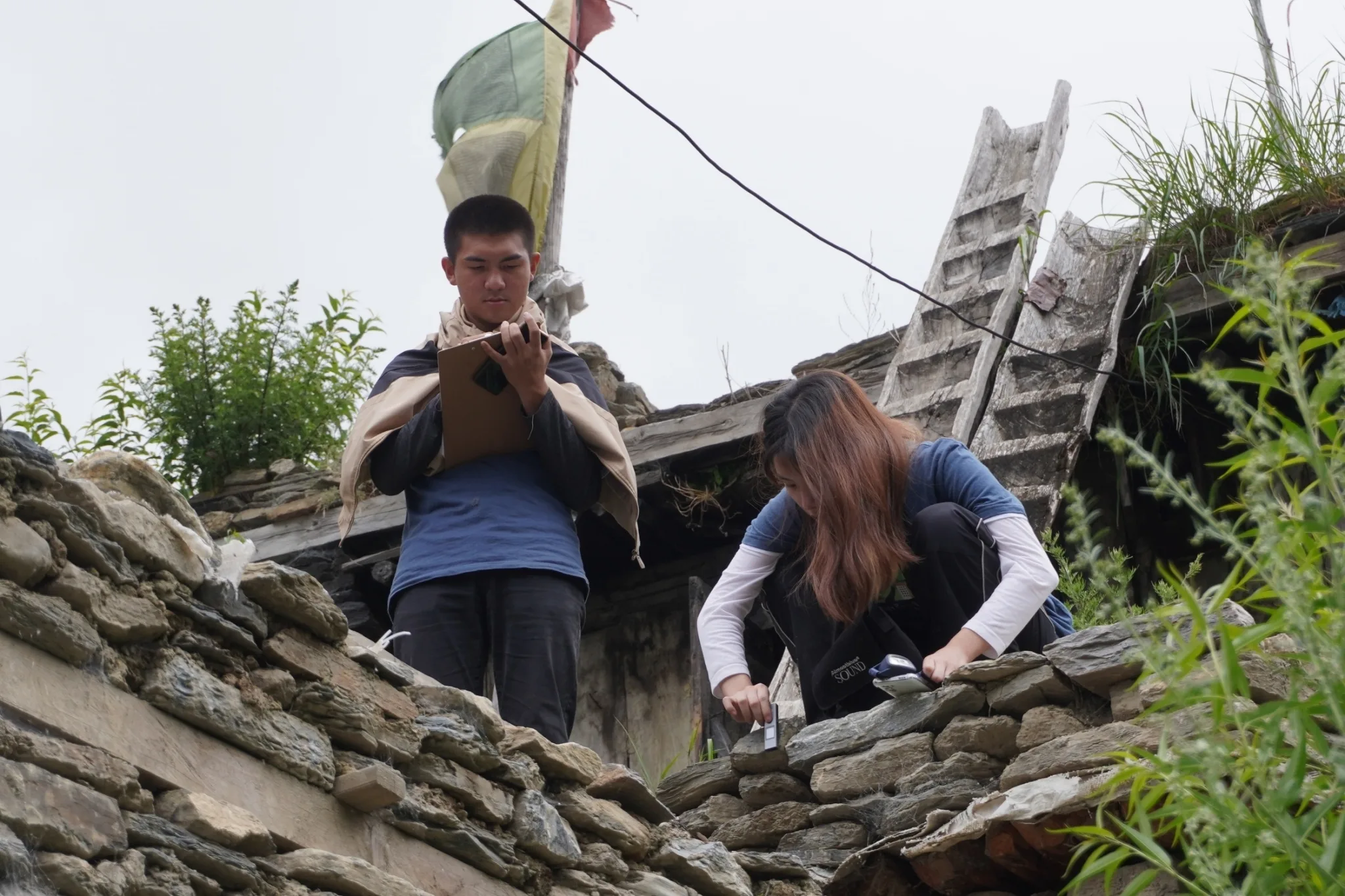 臺科大團隊於百年石板屋的現地測繪過程。臺科大提供