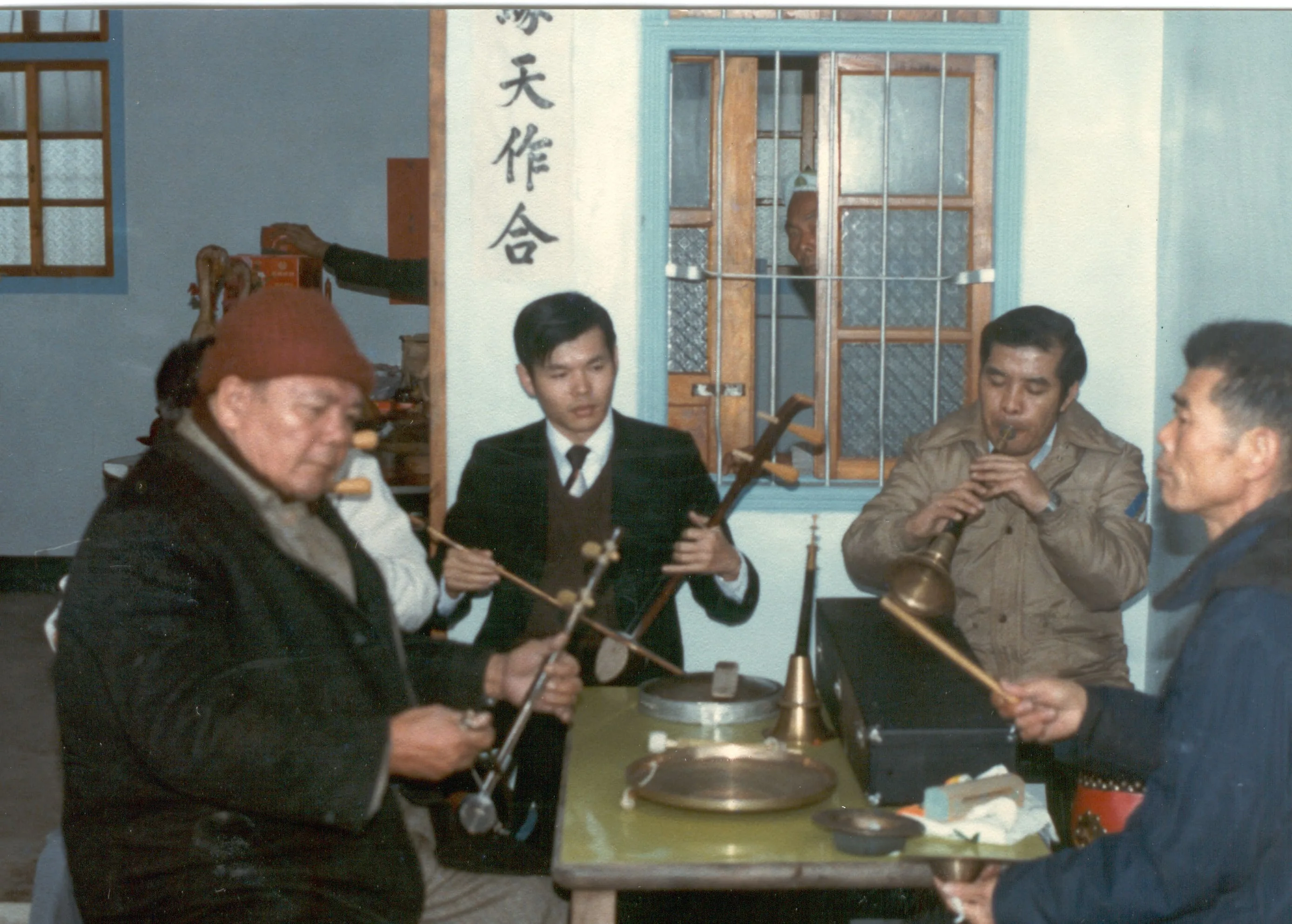 1983年陳慶松（左起）率兒子鄭水火（後）、孫子鄭榮興、郭鑫桂、鄭天送，在公館合奏客家八音。鄭榮興提供