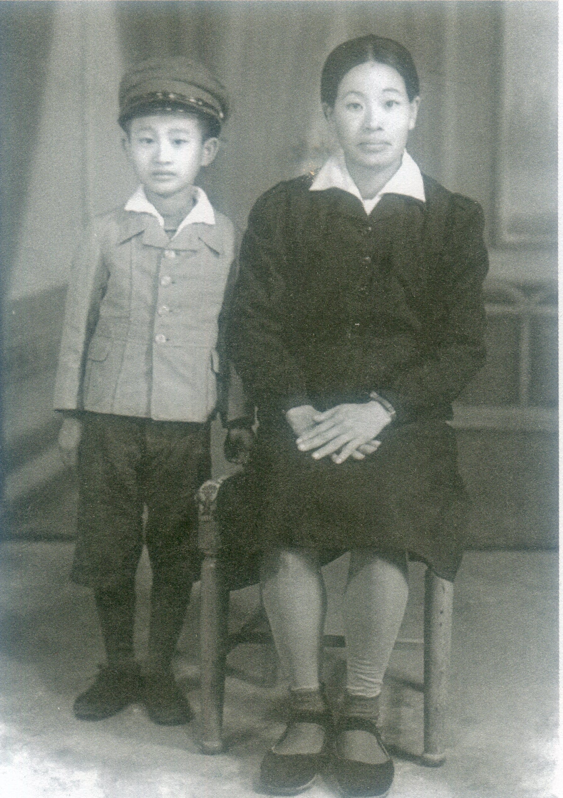 林戊妹年輕時與兒子謝其煚合影,今年90歲的謝其煚是「硬頸攝影群」攝影家,曾獲客委會成就獎。謝其煚提供