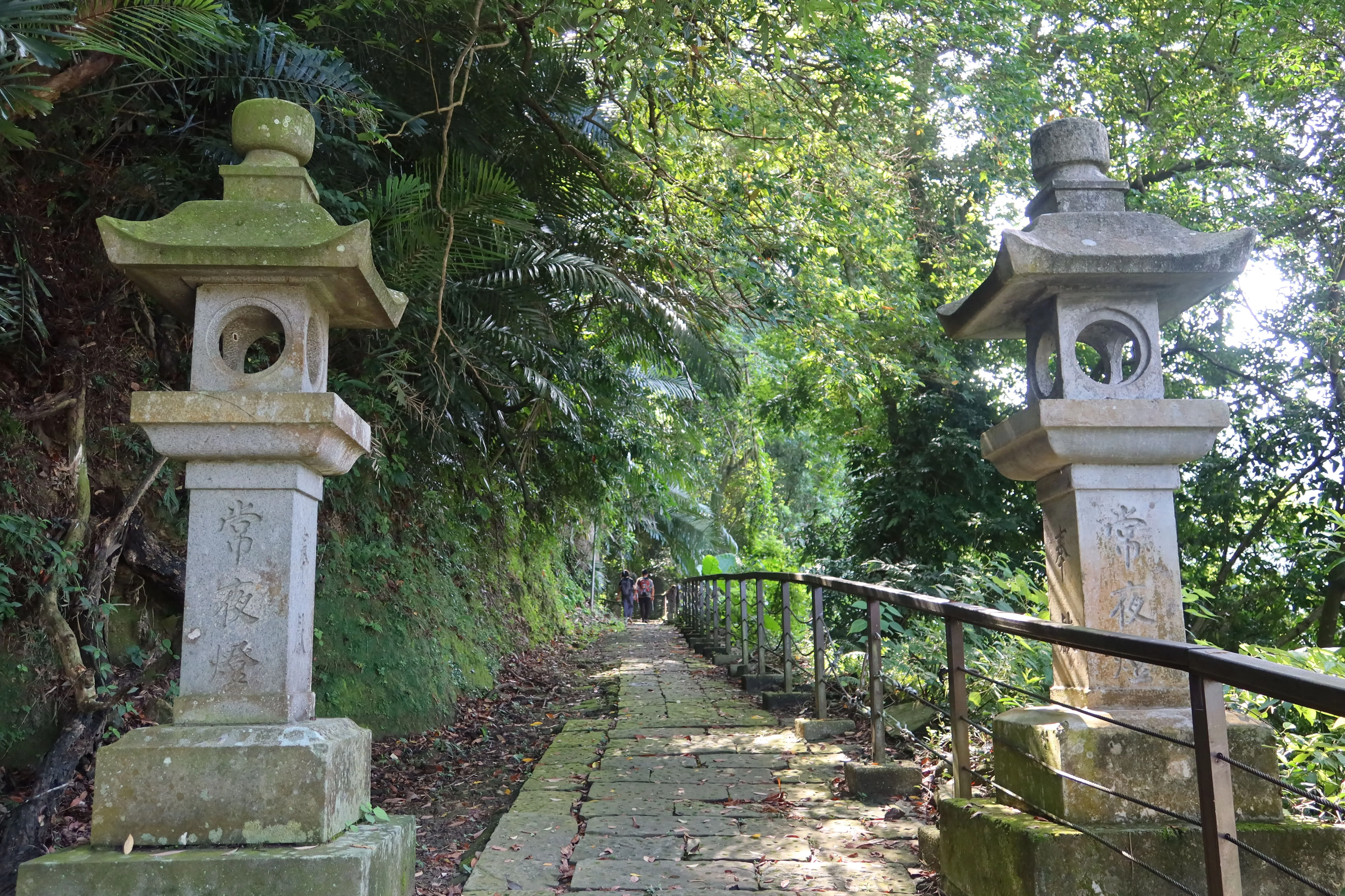 獅山古道立有「常夜燈」塔，增添禪道古樸幽靜。何來美攝