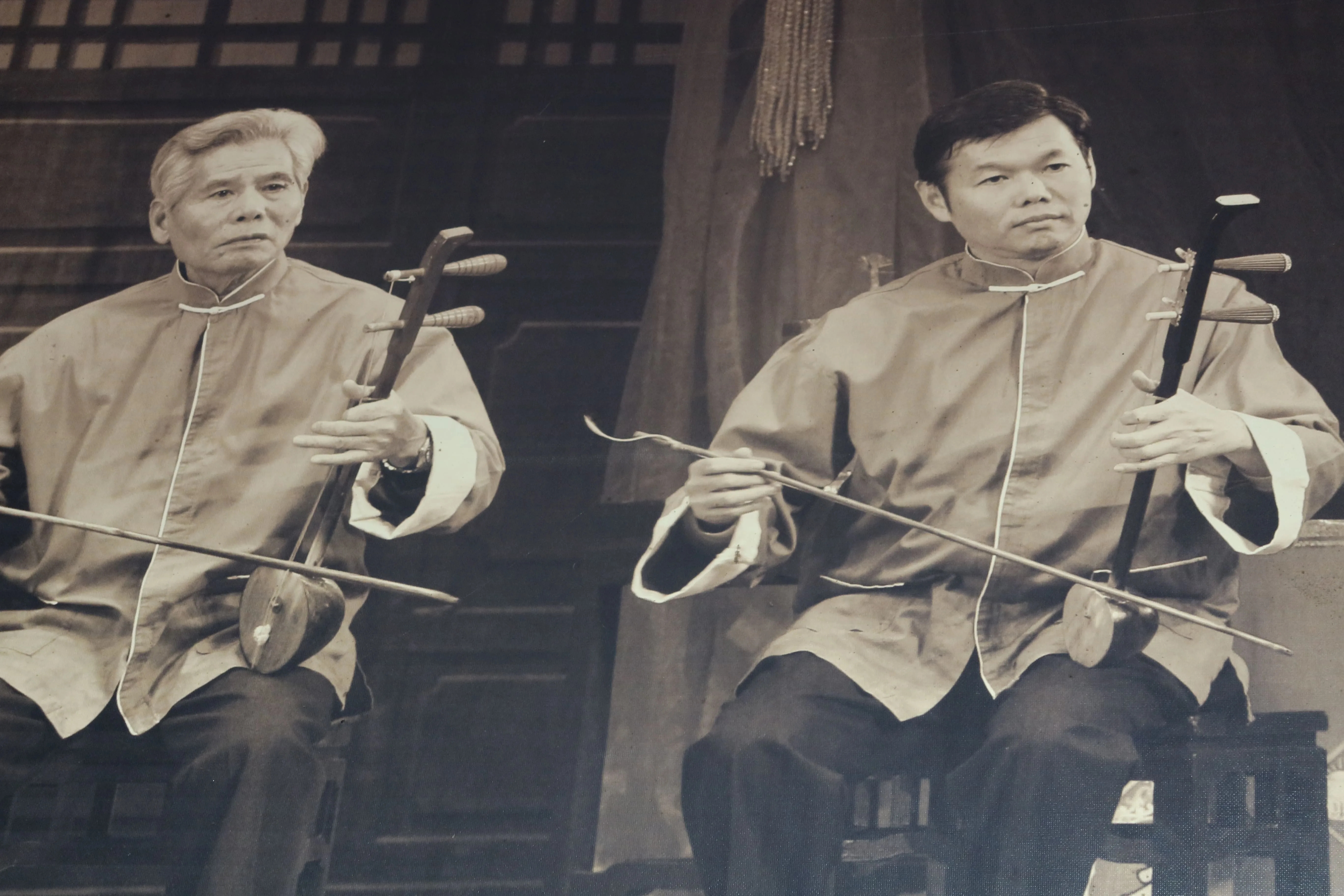 鄭水火、鄭榮興父子合拉弦索。鄭榮興提供