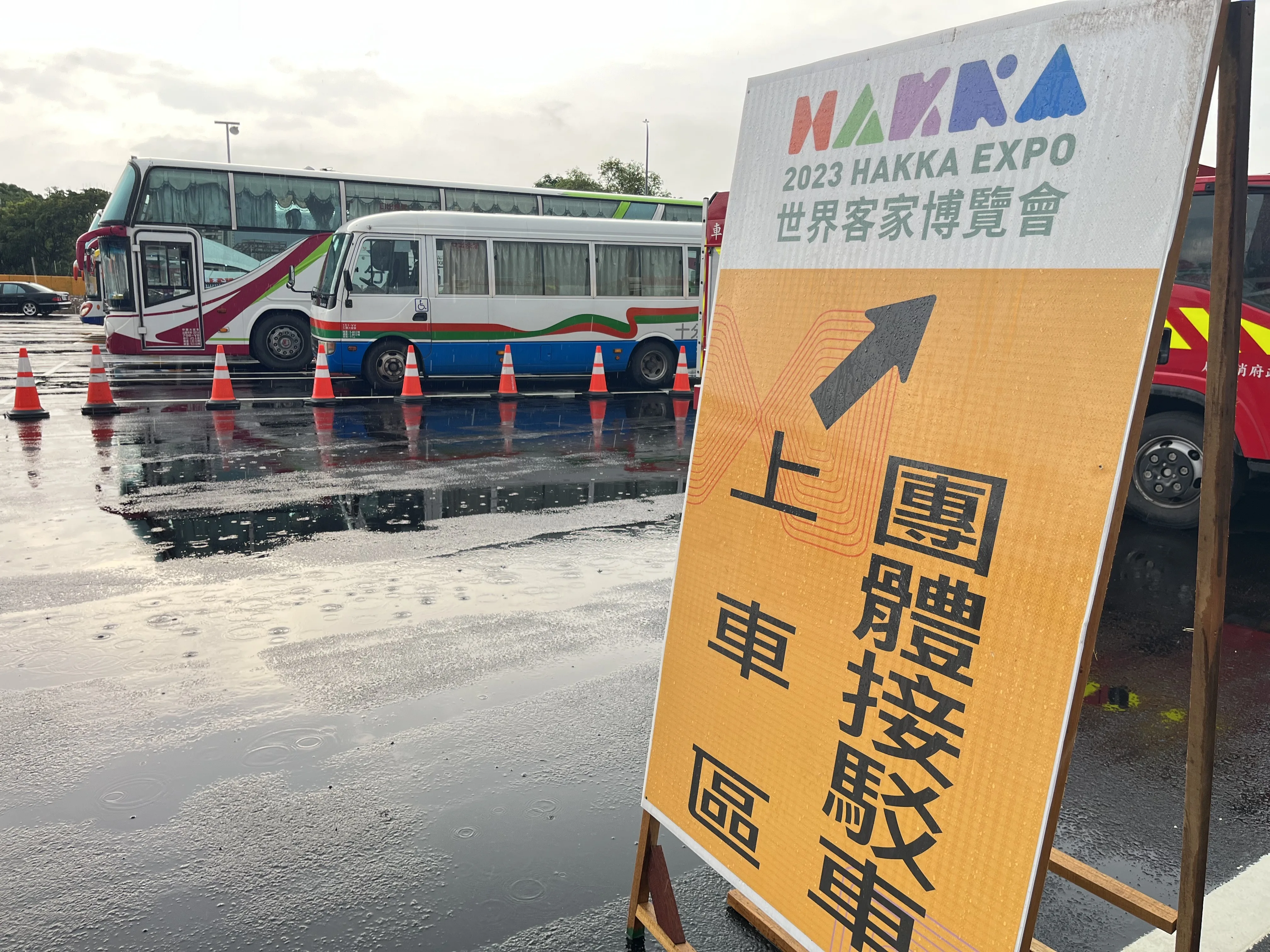 民眾可以在世客博8/11-10/15展覽期間,多加利用「世界客家博覽會交通資訊網」網站,輕鬆往返場館之間的接駁車。蘇佑昇攝