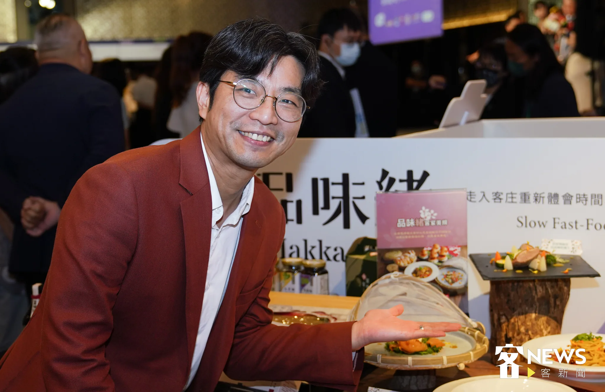 今年客委會與達美樂攜手推出的多款客家風味PIZZA,以及與多間廠商開發全新客家菜餚,周江杰笑說:「小孩才做選擇,我全部都要吃!」。蘇佑昇攝