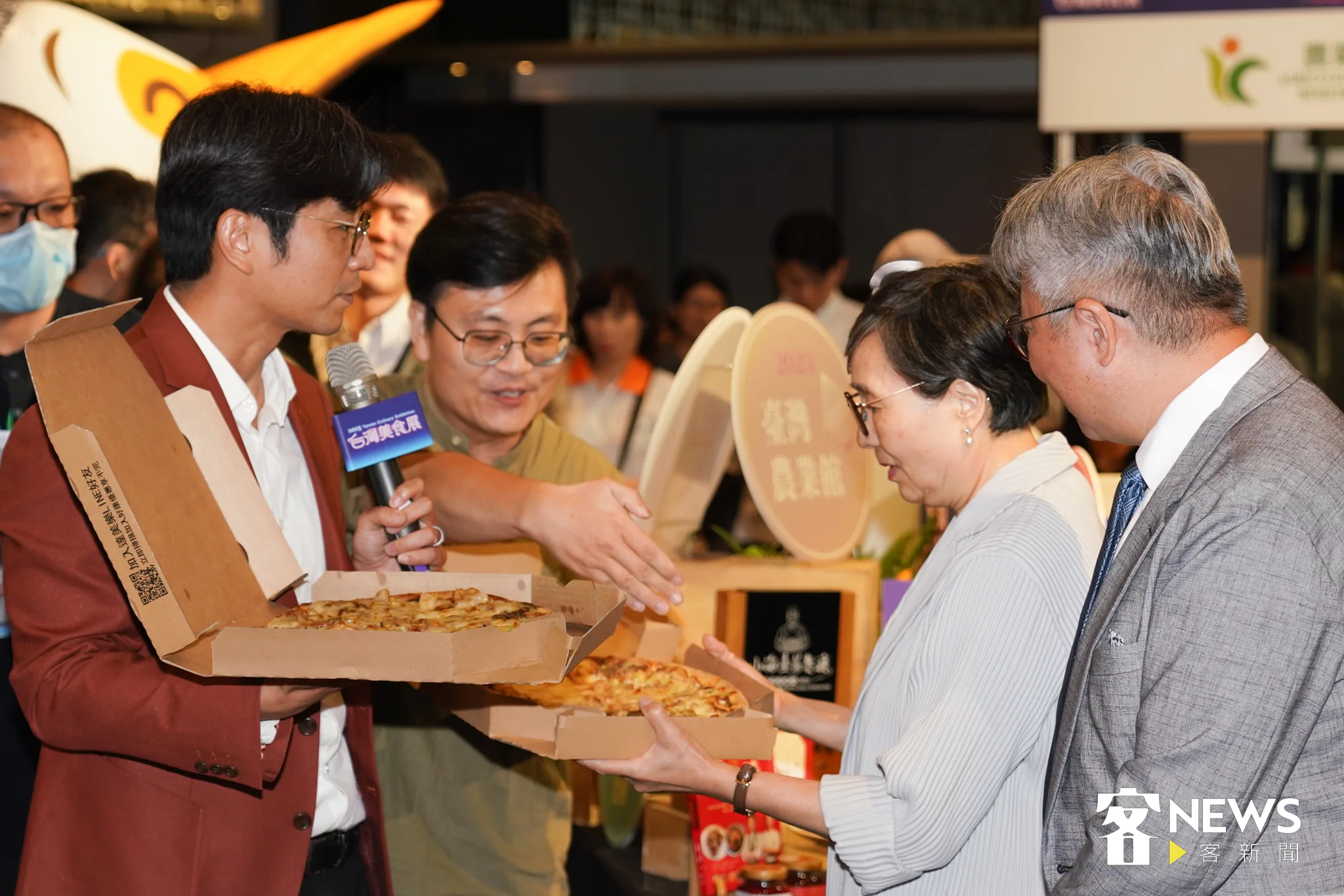 葉菊蘭(右二)對於客家風味的披薩充滿興趣。蘇佑昇攝