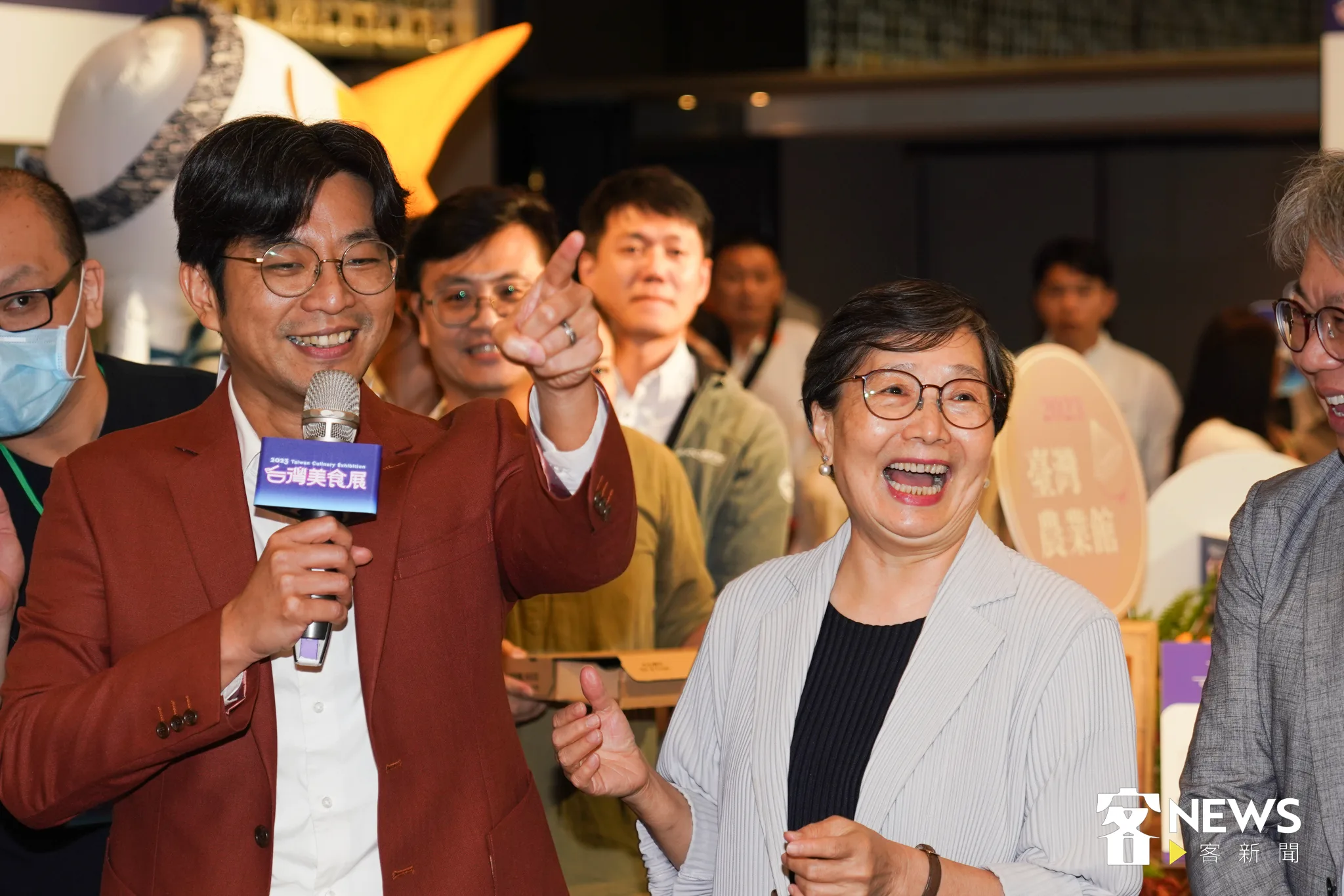 周江杰(左)向葉菊蘭介紹全新的客家菜餚,同為客家人的葉菊蘭聽到客家菜能有這麼多的變化時,笑得十分開心。蘇佑昇攝