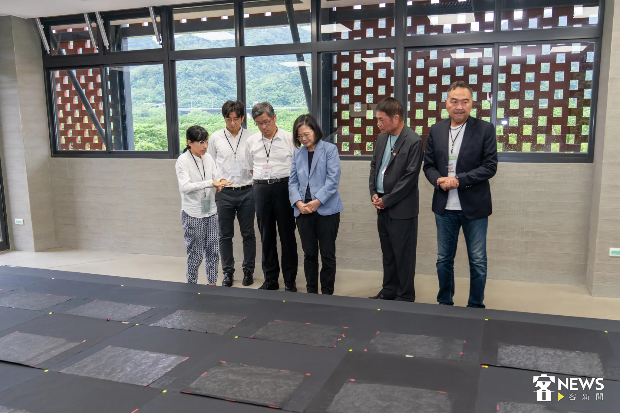 蔡英文一行人欣賞日本藝術家岡部昌生藝術展品〈傾聽石頭的聲音〉。李台源攝