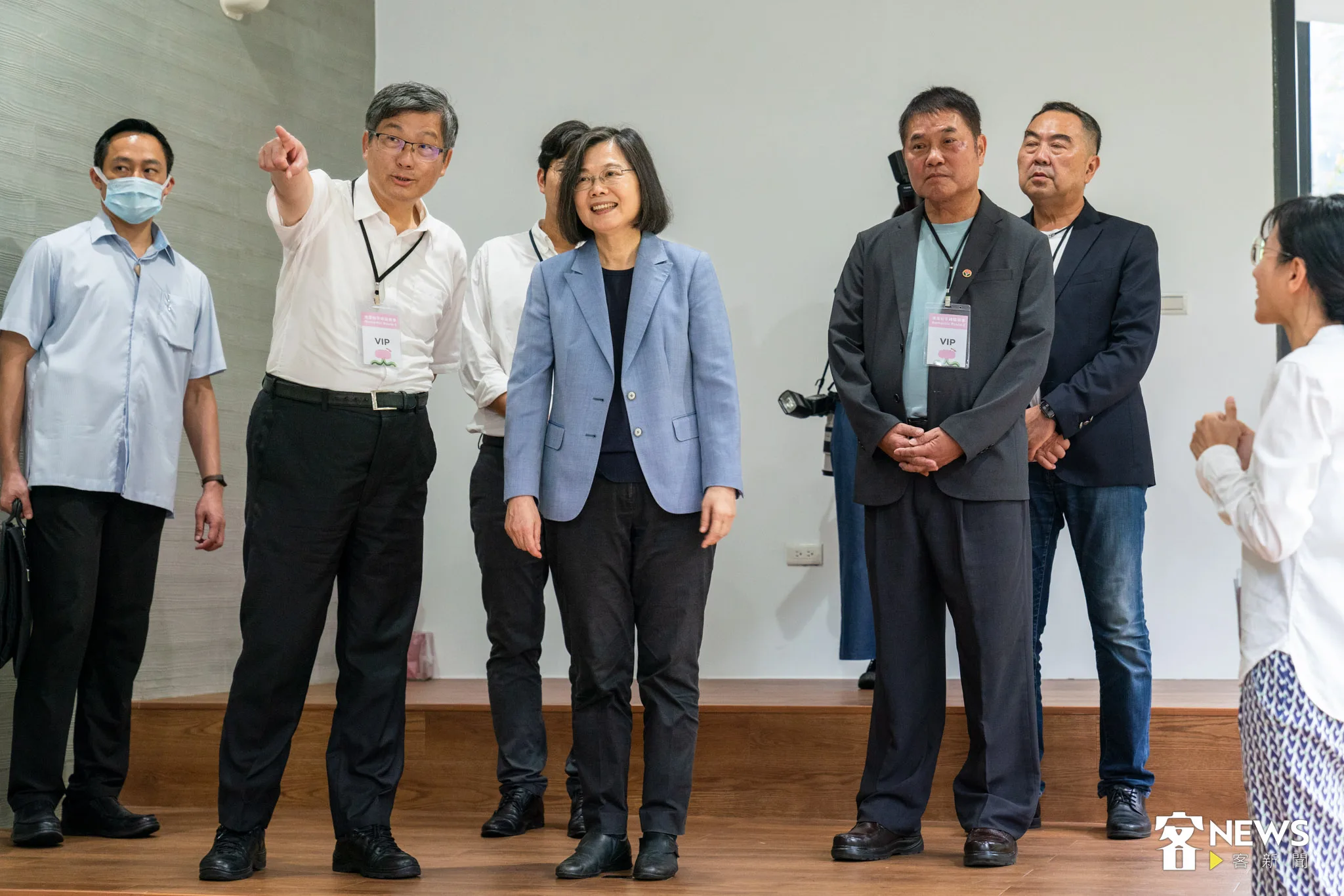 客委會主委楊長鎮(左二)向蔡英文介紹藝術展品。李台源攝