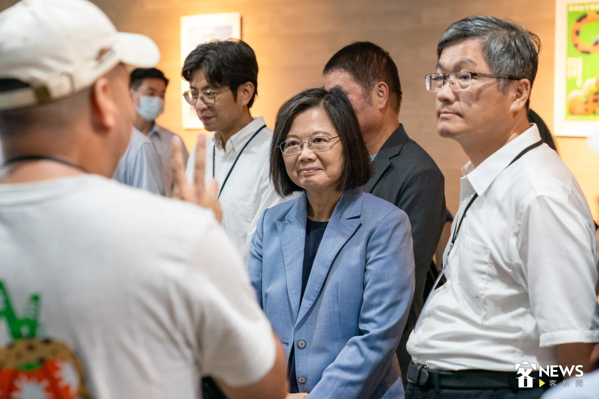 蔡英文與聆聽現場在地志工團隊介紹展區。李台源攝