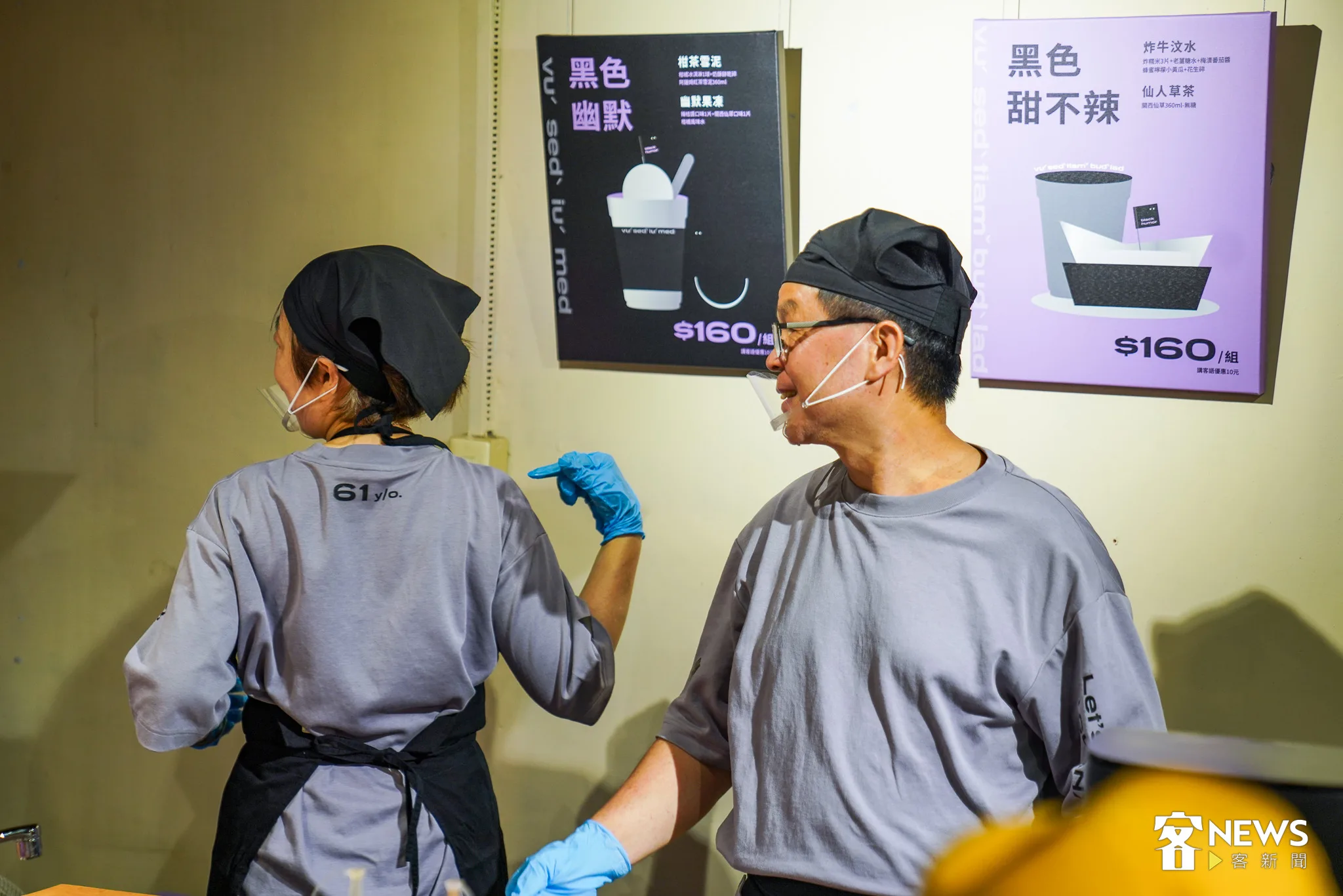 劉名鎮指著身旁長輩衣服上面的數字笑說,這個是年次啦!李台源攝