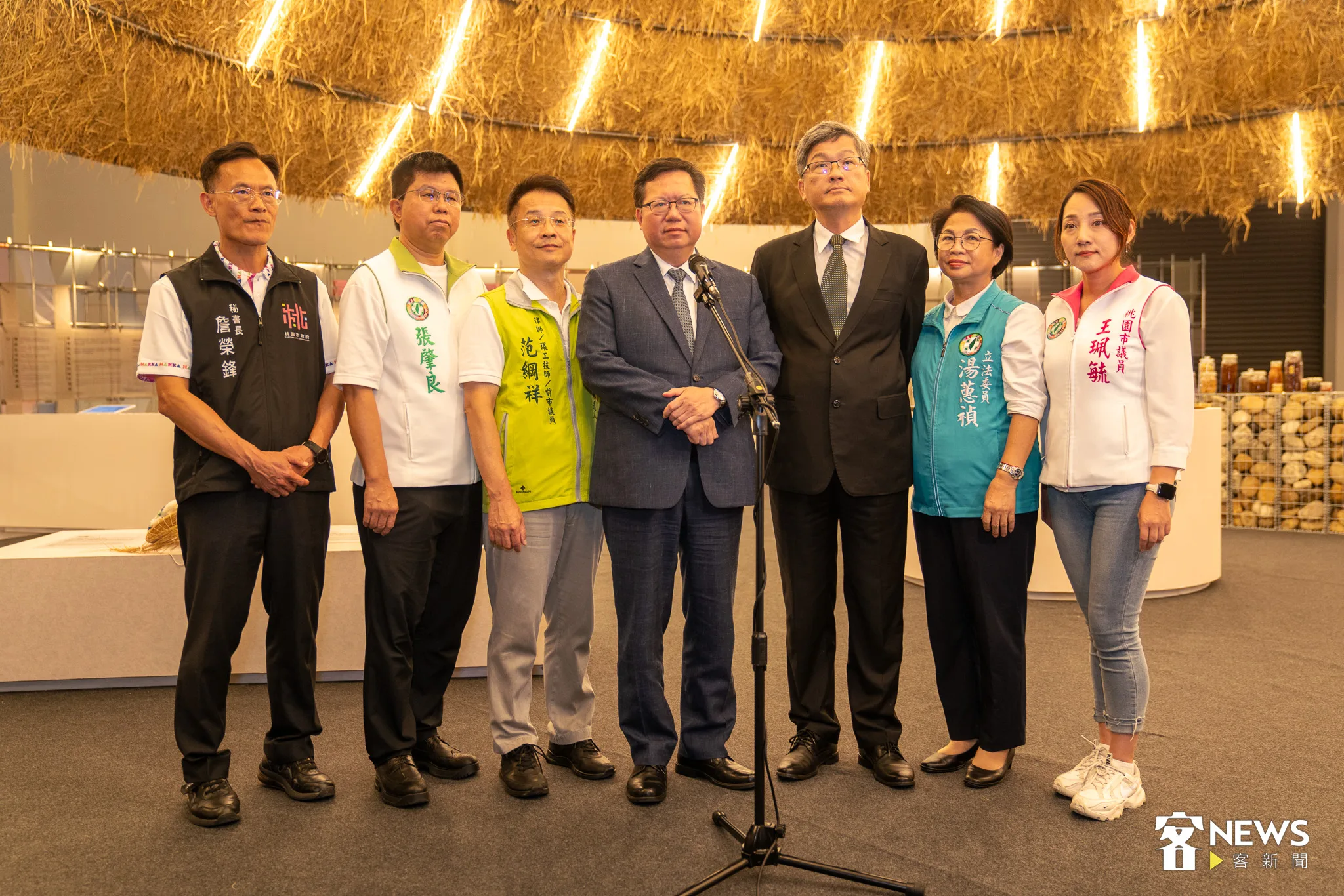 行政院副院長鄭文燦（中）下午也前來視察台灣館與世界館。李台源攝