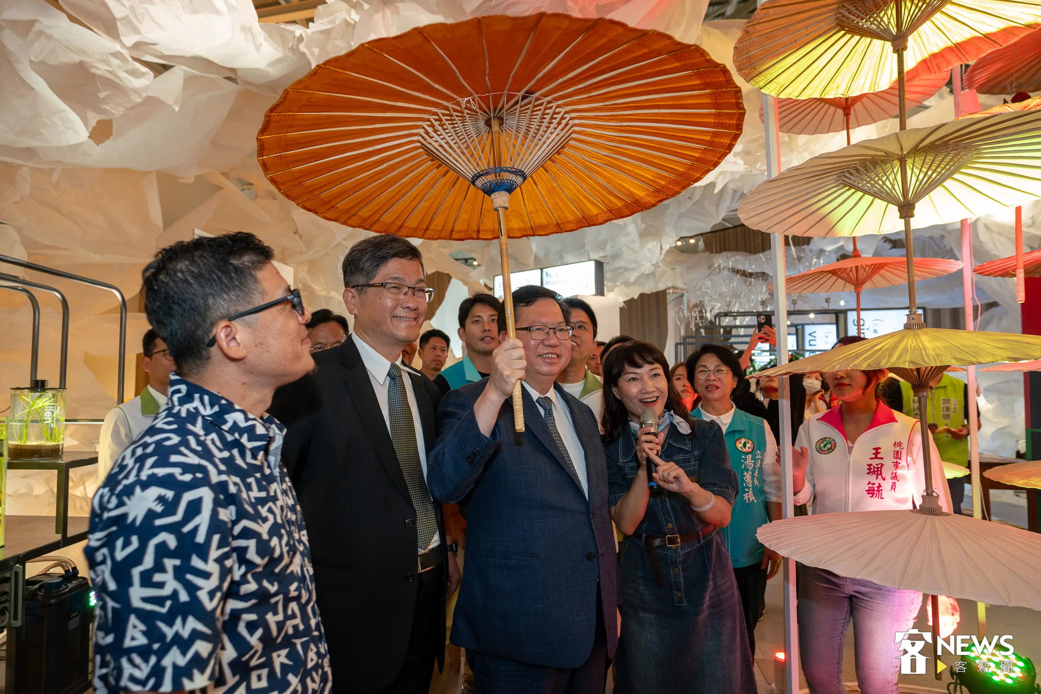 鄭文燦與楊長鎮參觀台灣館高雄展區。李台源攝