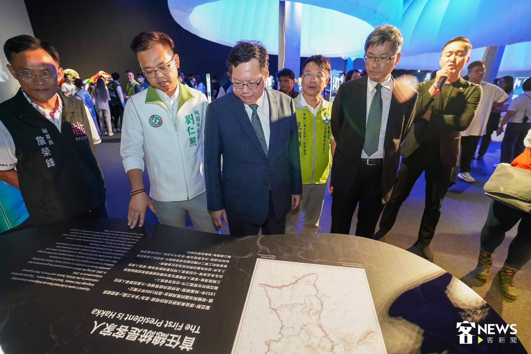 鄭文燦與楊長鎮參觀世界館。李台源攝