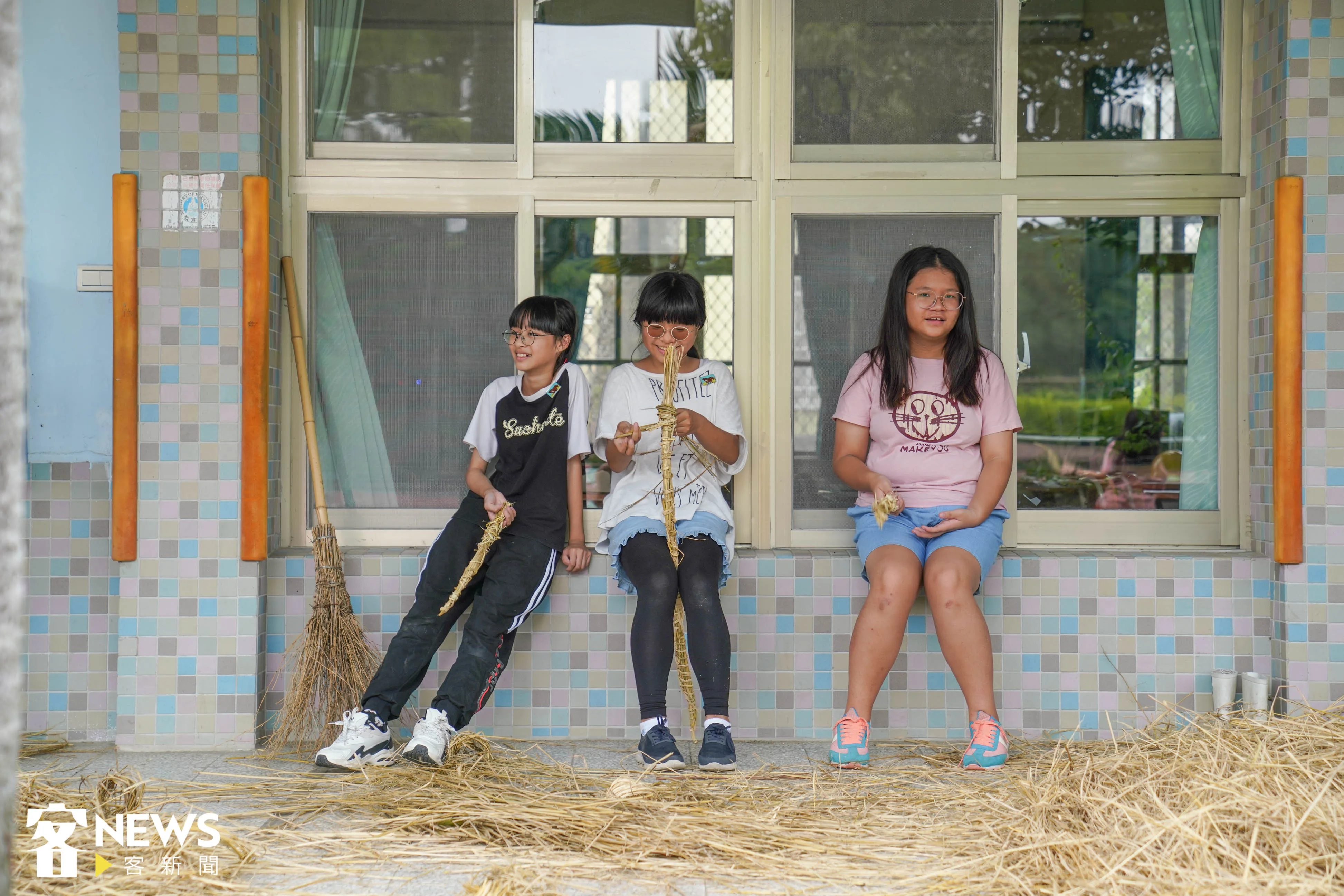 陸豐國小六年級女童徐紫彤（左二）、曾雅緹（左一）興奮地說：「雖然稻草有時候會割到手，皮膚還會癢癢的，但完成之後很有成就感！」。洪俊傑攝