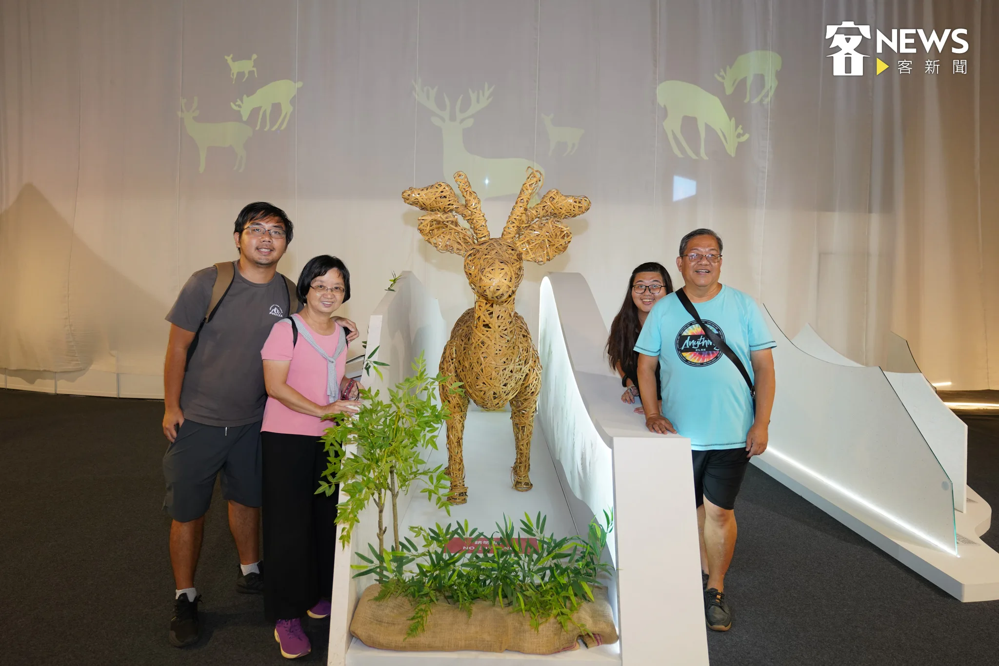 來自香港的陳姓一家表示看到臺灣對於族群文化很用心,對於展覽非常滿意。范修語攝