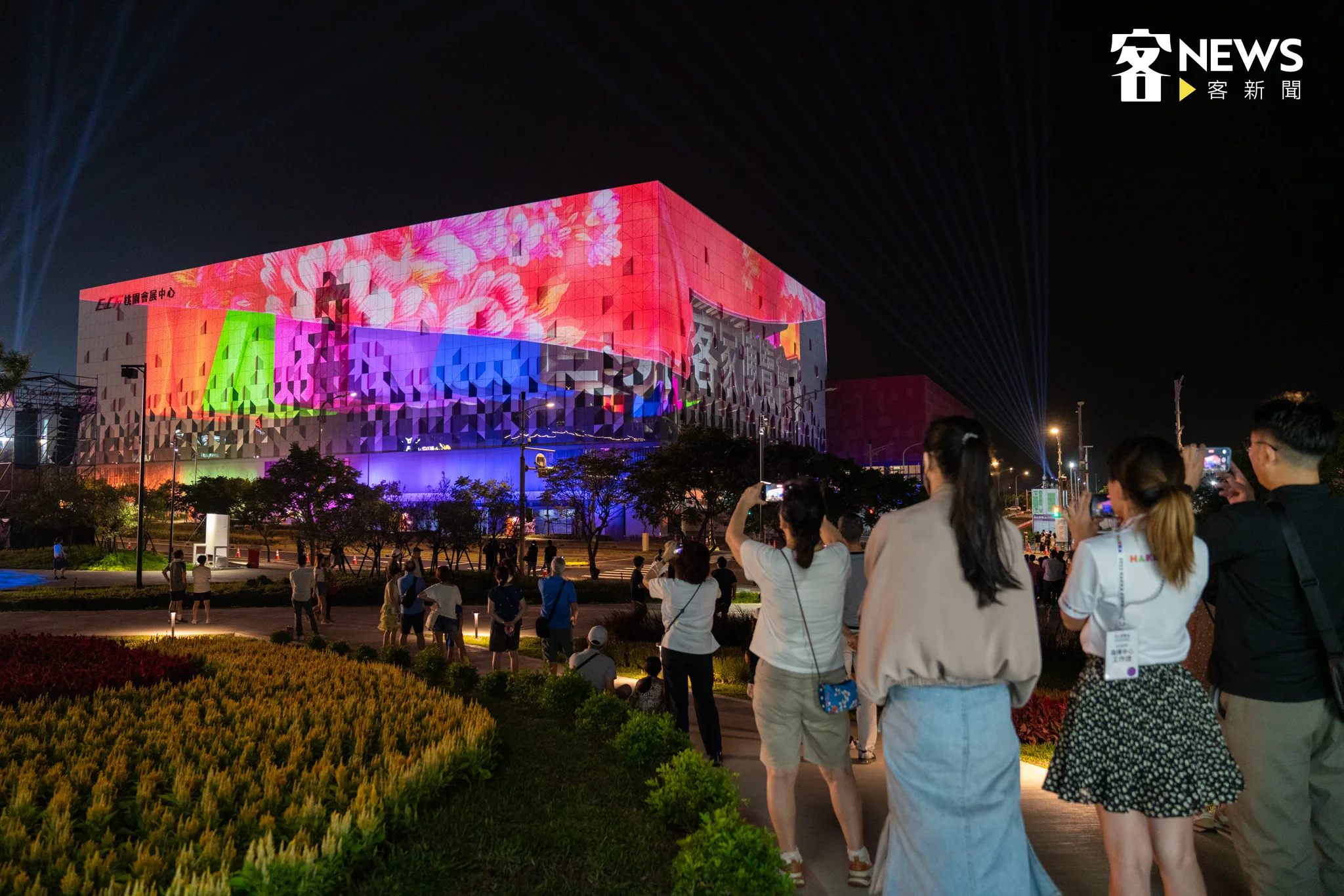 2023世界客家博覽會台灣館光雕秀回庄正式發表，吸引許多民眾前來欣賞。范修語攝
