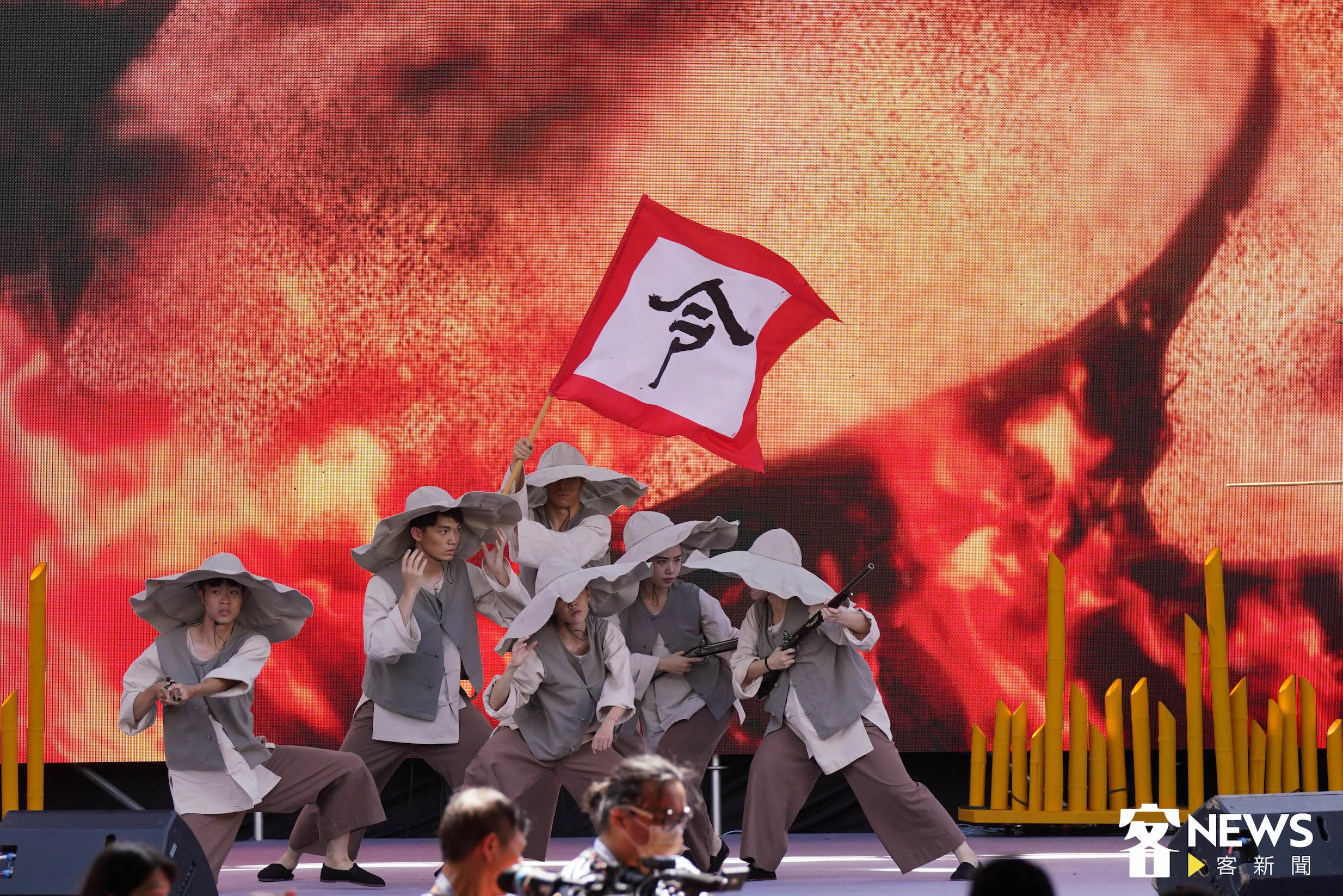 世界客家博覽會開幕活動表演《行過乙未》，由小男孩的視角出發，帶領觀眾穿越義勇軍的抗爭場景。洪俊傑攝