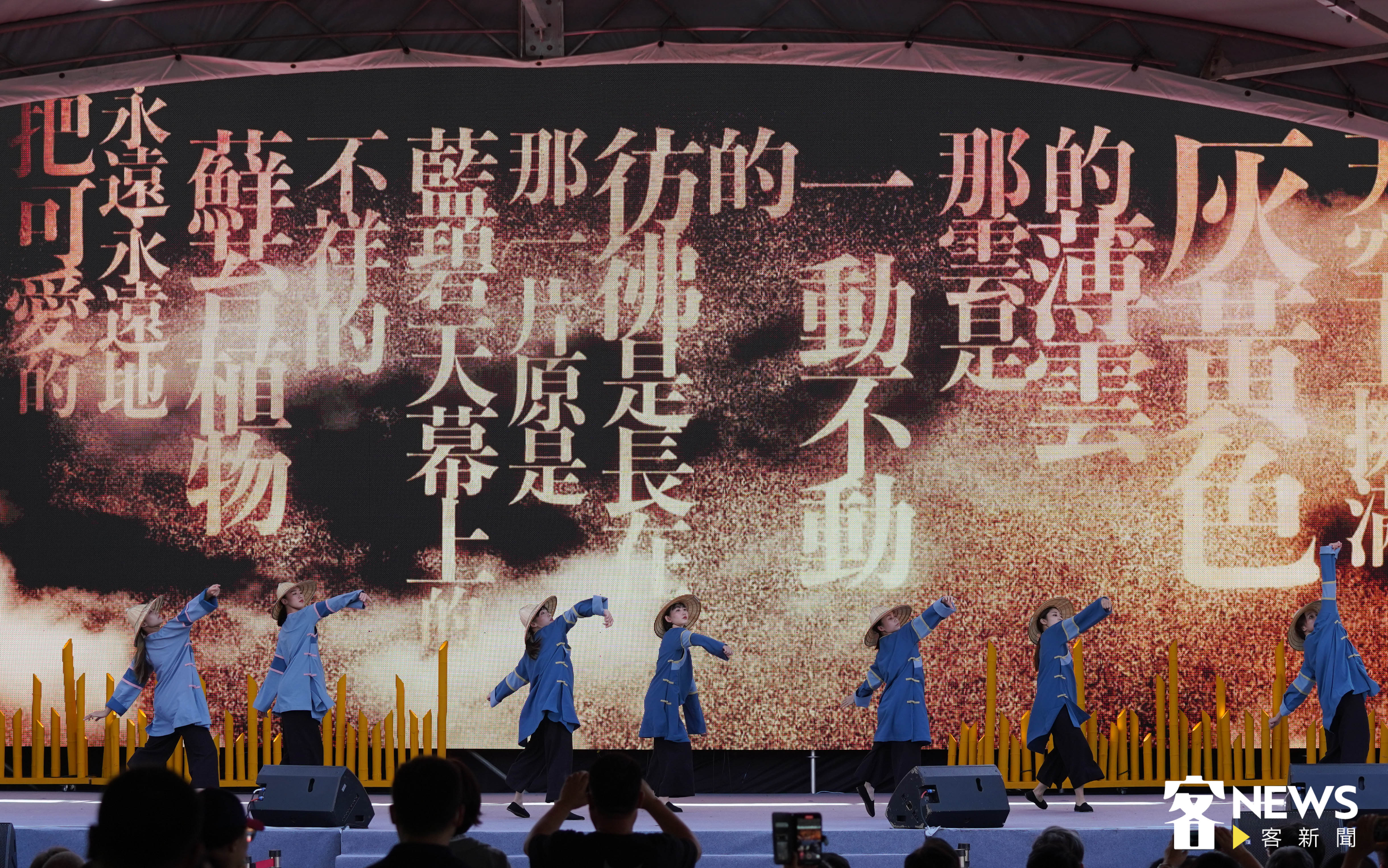 世界客家博覽會開幕活動表演《行過乙未》,由小男孩的視角出發,帶領觀眾穿越義勇軍的抗爭場景。洪俊傑攝