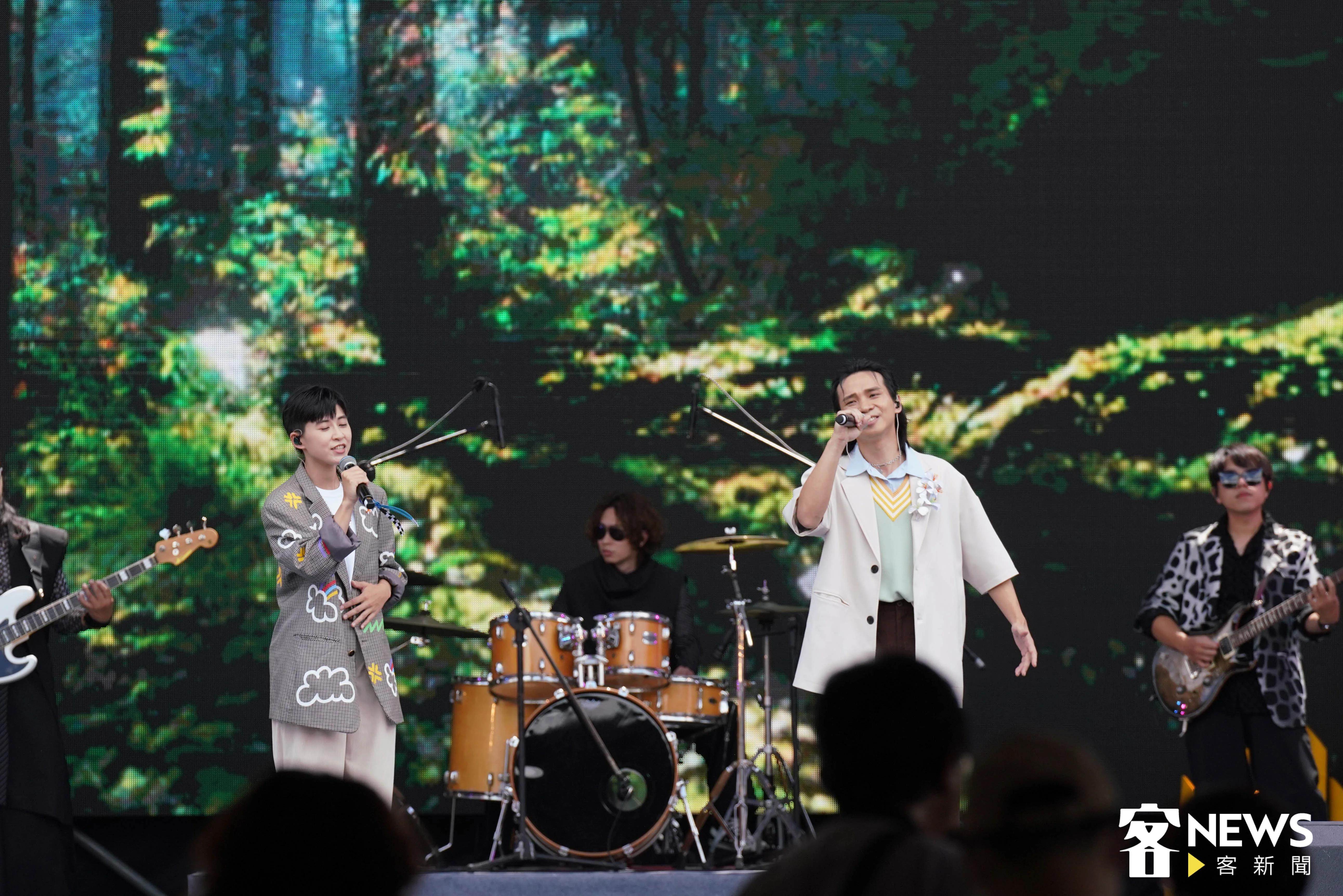 世界客家博覽會開幕王彙筑（左）、龔德（右）帶來的表演。洪俊傑攝