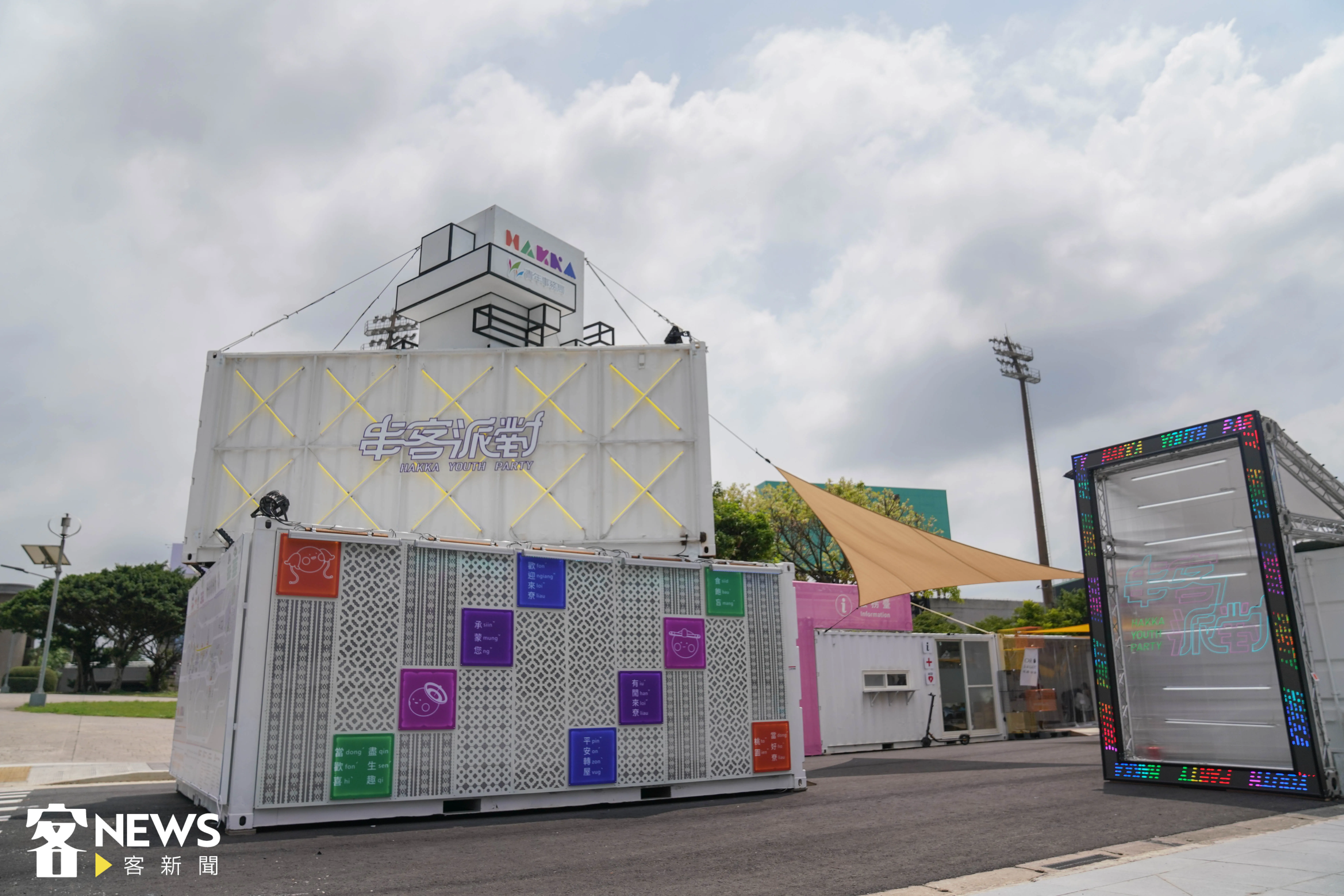 鄰近棒球場的世客博台灣館旁也有「串客派對市集」,越晚越美麗。洪俊傑攝