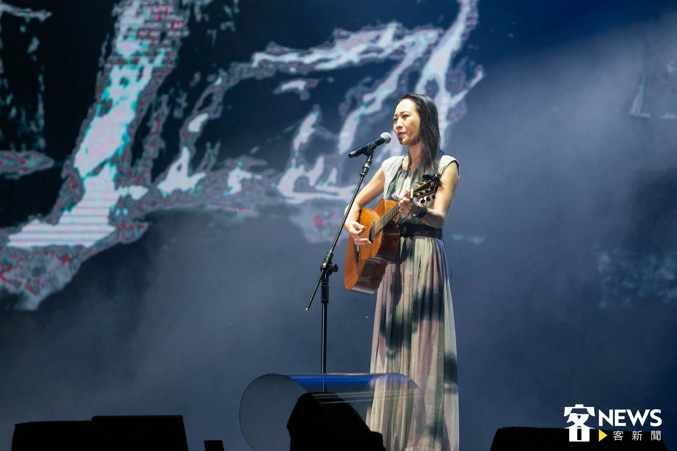 今晚演唱會由金曲歌后米莎合體周蕙開場，並由徐麗雯朗誦客家女詩人張芳慈的詩作當成串場。洪俊傑攝
