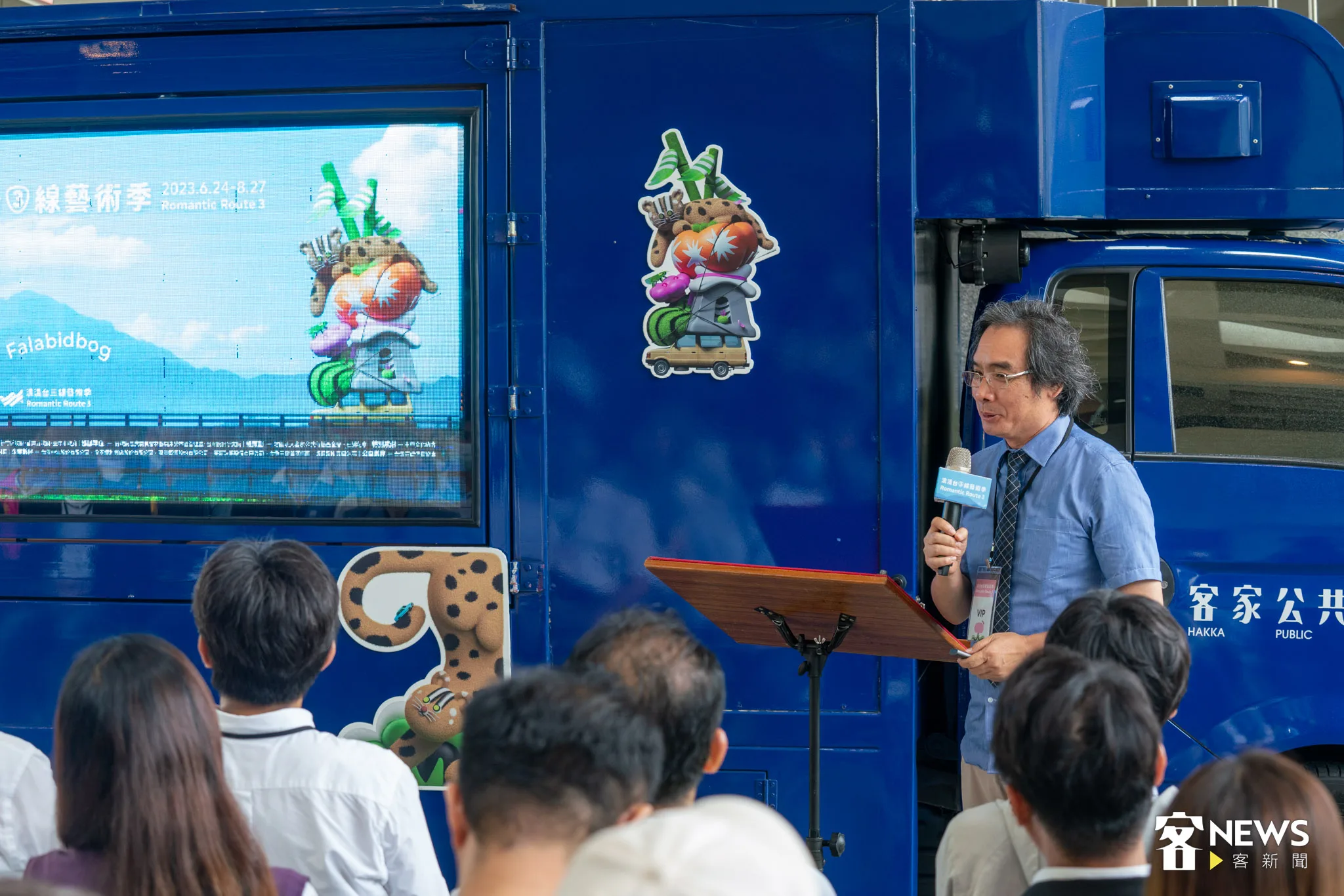 總策展人、客傳會董事長陳邦畛向蔡英文簡報整體藝術季策展內容。李台源攝