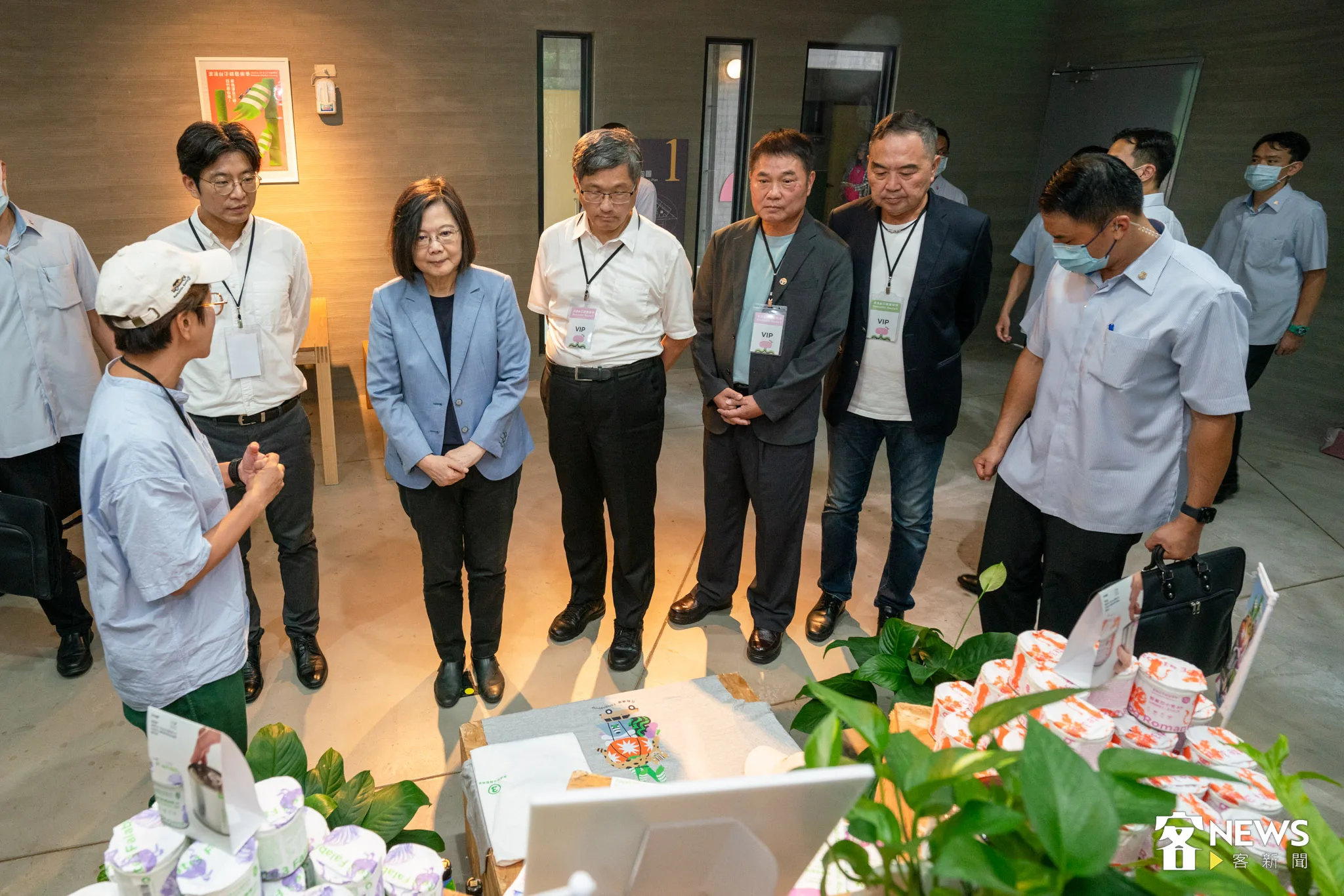 蔡英文參觀第二屆浪漫台三線藝術季推出的相關聯名商品。李台源攝