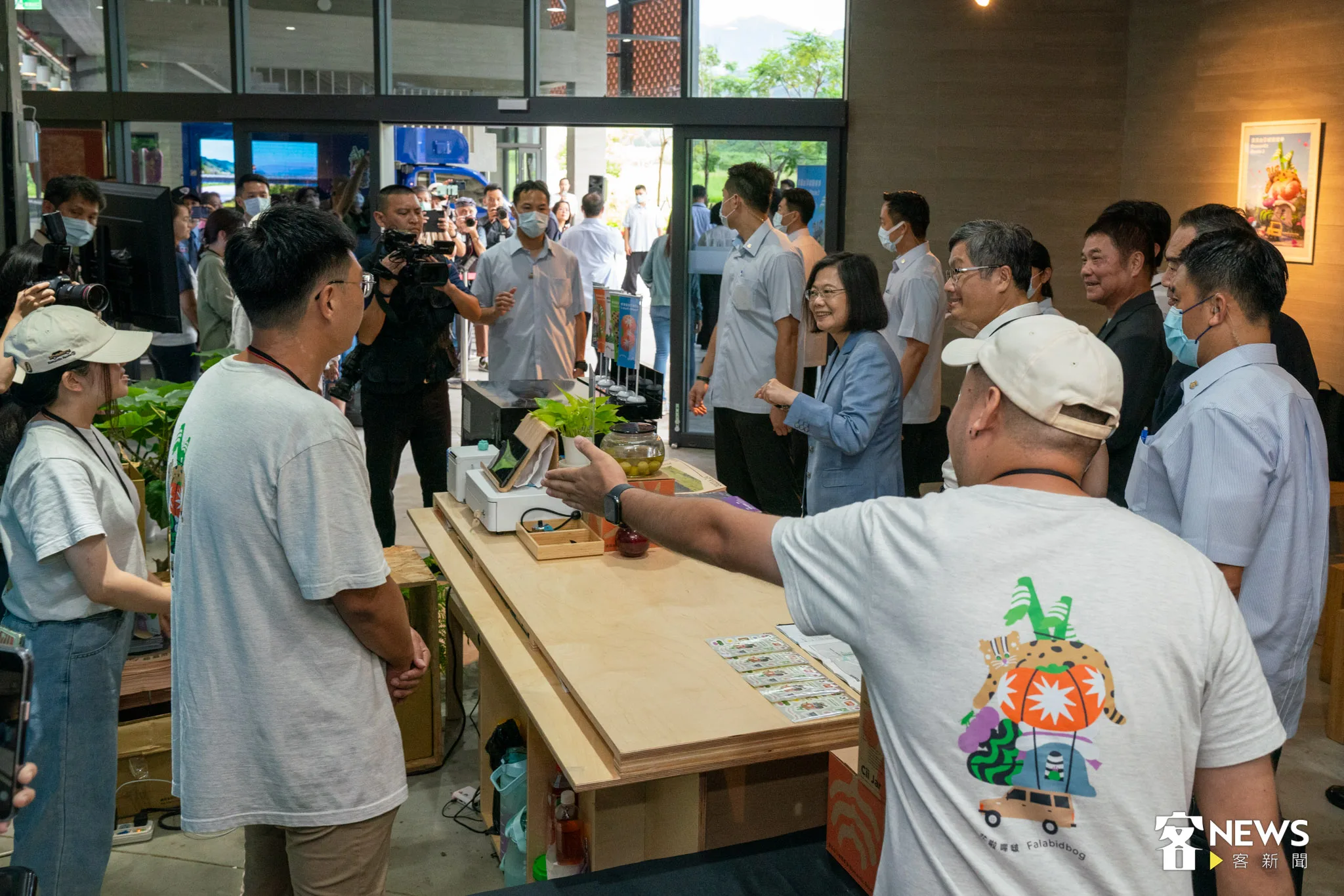 蔡英文與浪漫台三線藝術季志工互動。李台源攝