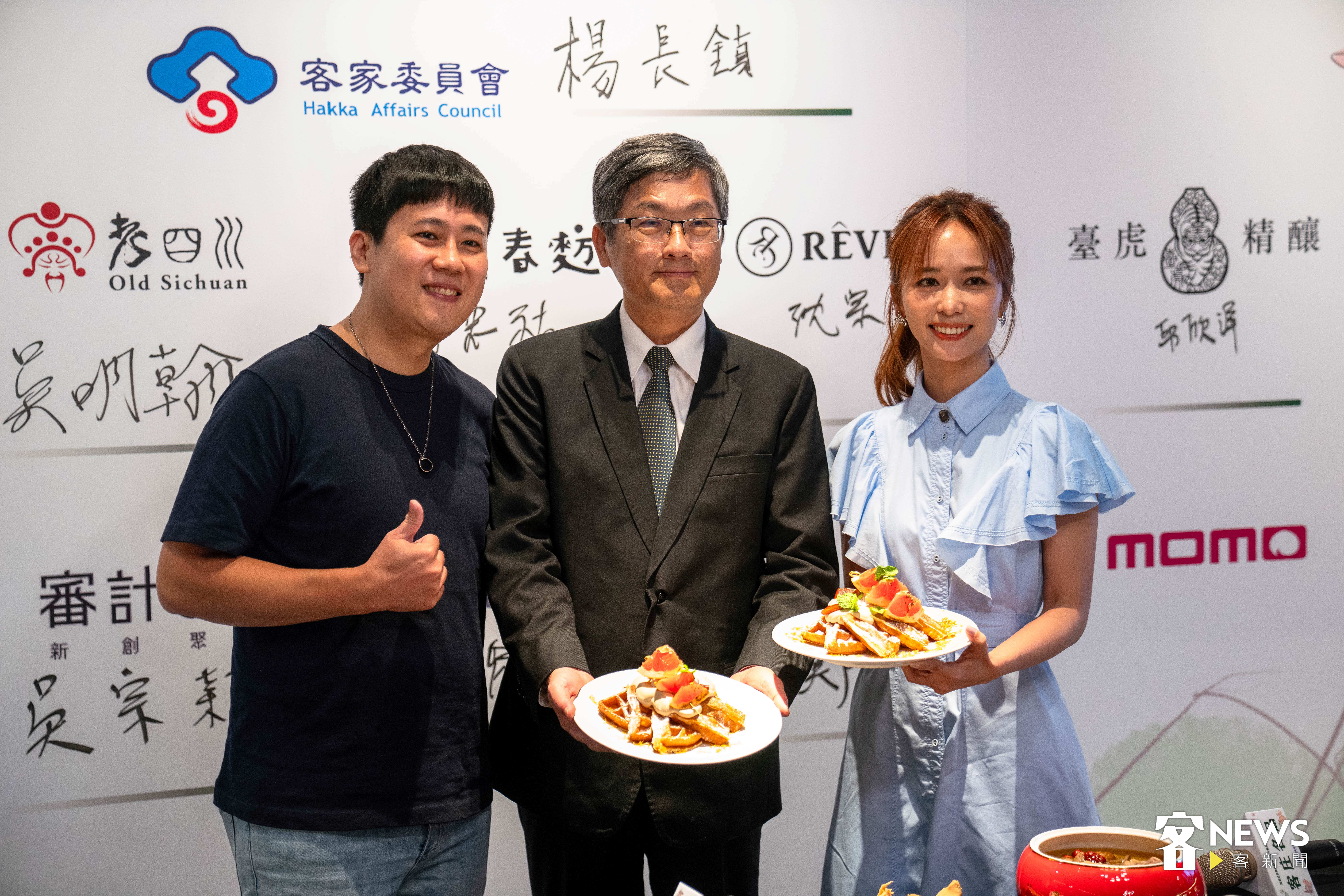 黑浮咖啡執行長沈宗賢(左一)透露,酸柑鬆餅預計九月下旬可以在門市吃到。李台源攝