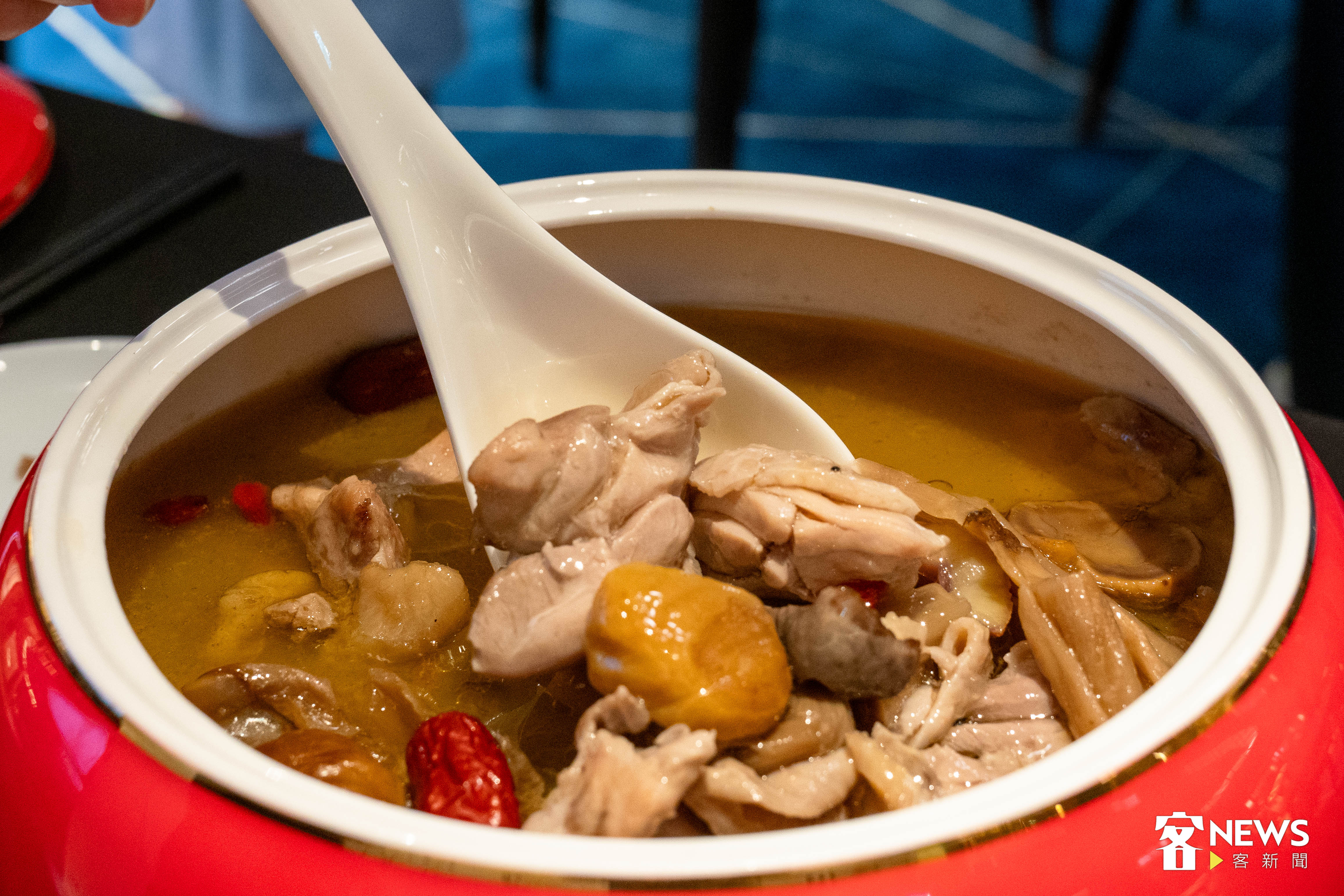 老四川以福菜與板栗雞結合,研發全新鍋物「福菜板栗雞鍋」,鮮美湯頭搭配嚴選雞腿肉,創新鍋物層次。李台源攝