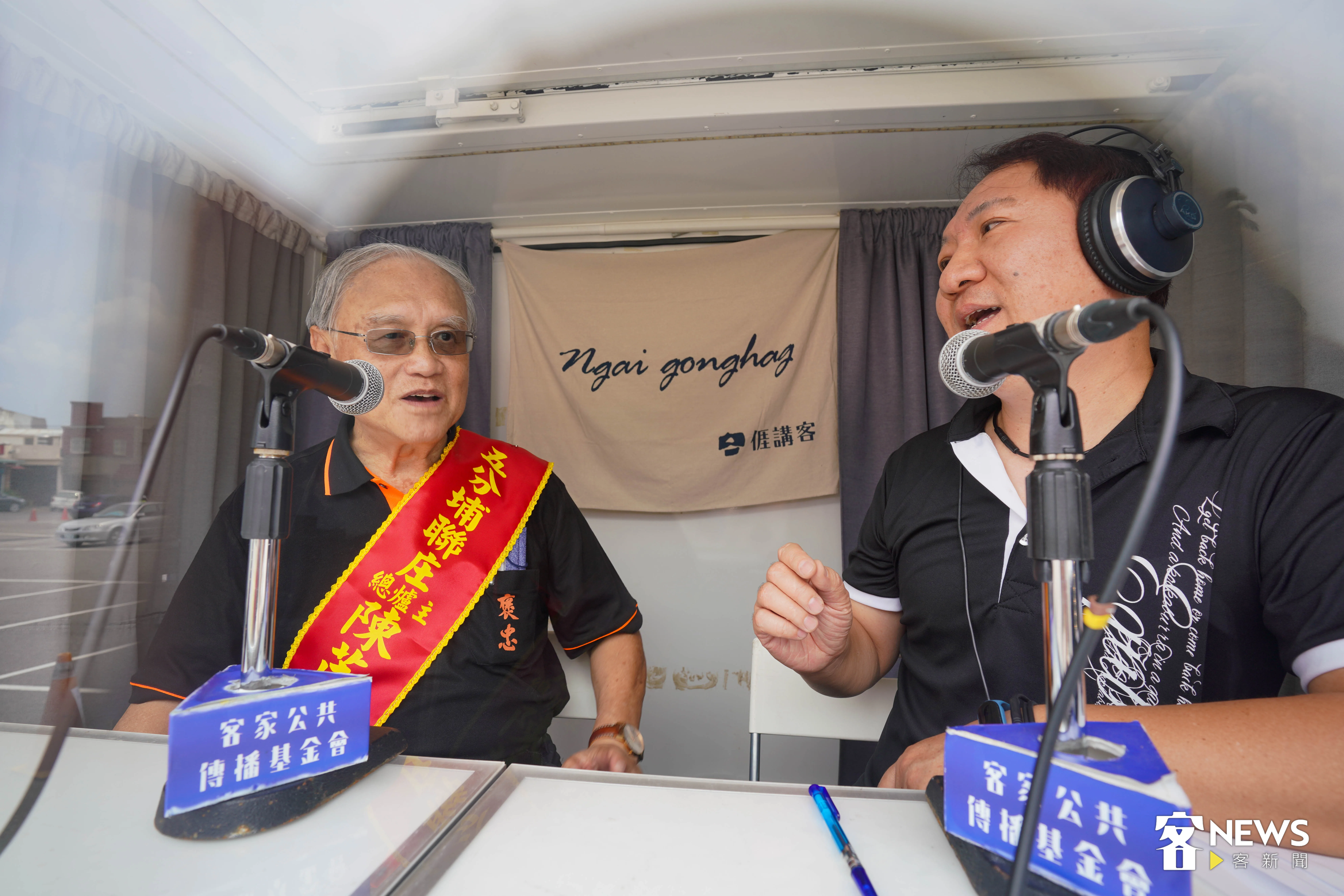 講客號主持人小古（右）訪問五分埔聯庄總爐主陳世偉（左）。李台源攝